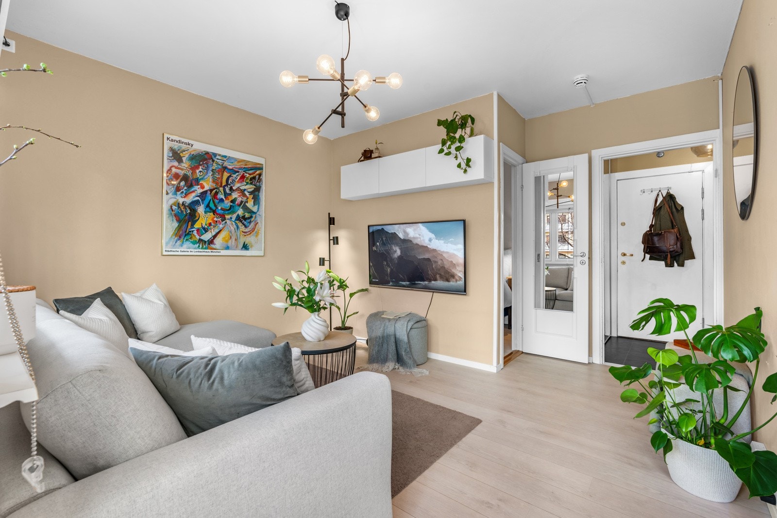 Det er lagt lyse 1-stavs gulv i hele leiligheten sett bort fra entré og bad. Galleribilde