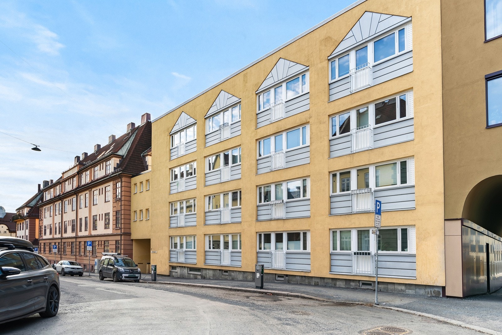 Fasade fra gate. Borettslaget leier også ut garasjeplasser etter venteliste. Galleribilde