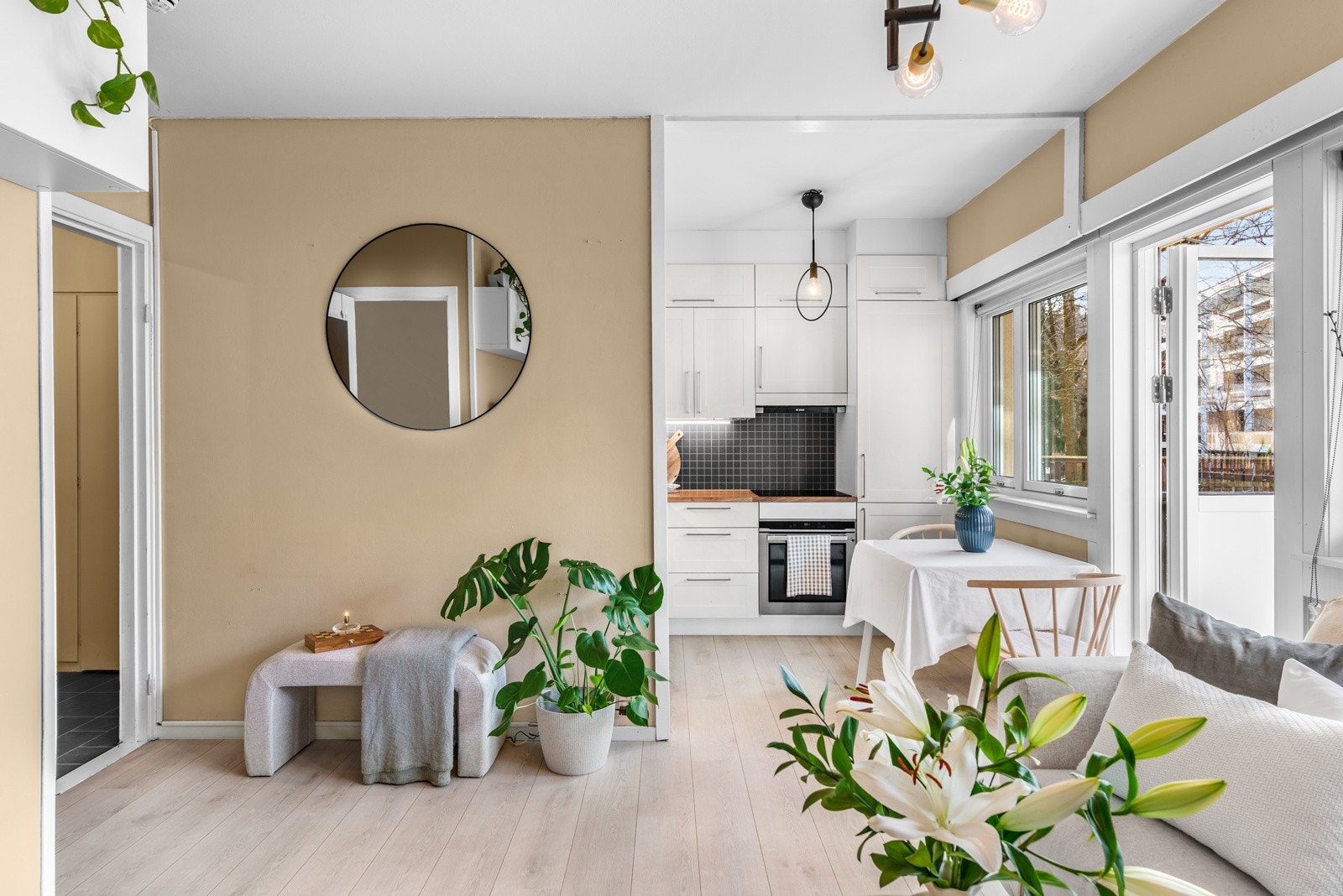 Leiligheten har en åpen stue- og kjøkkenløsning. Galleribilde