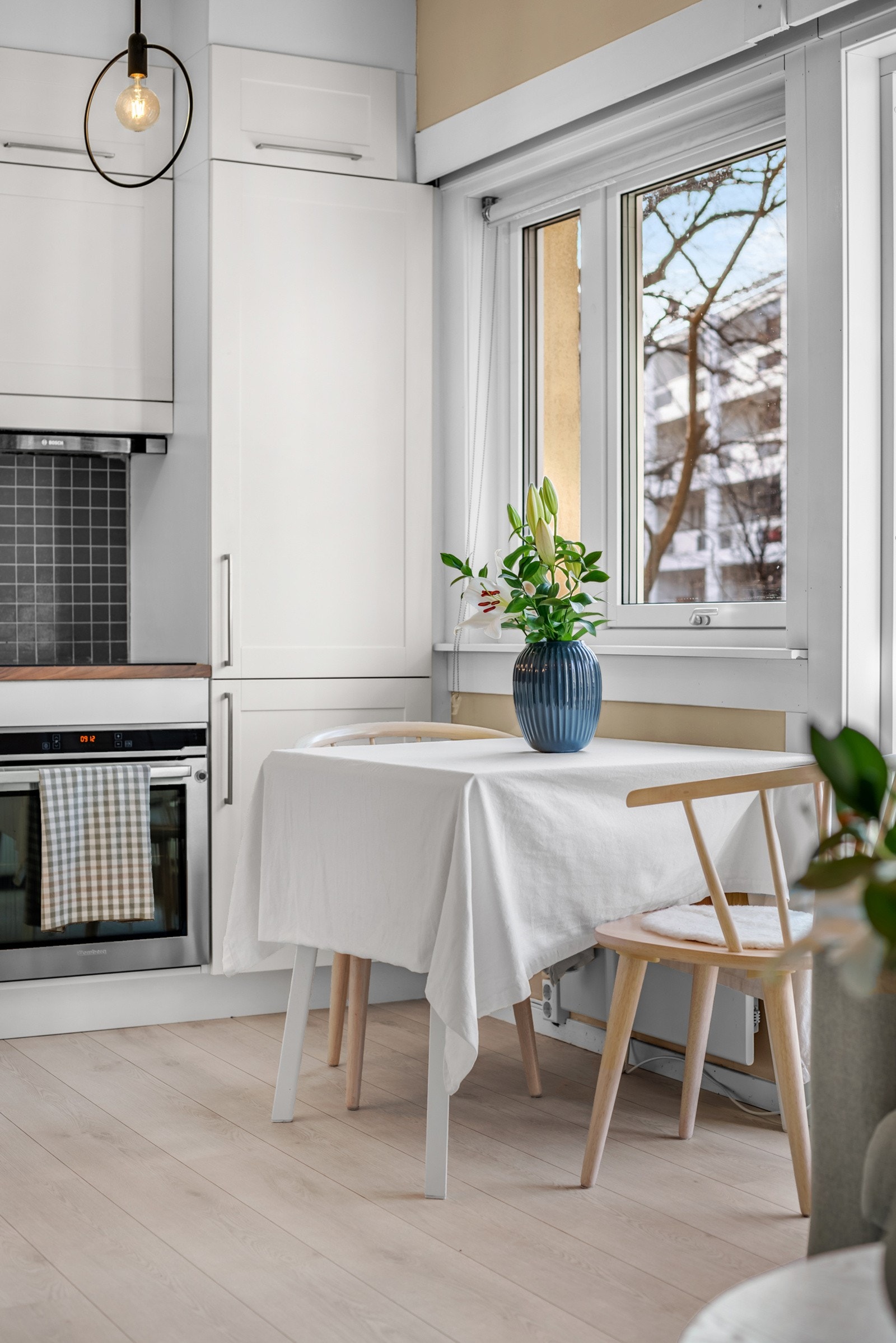 Ved vinduet er det plass til spisebord. Galleribilde