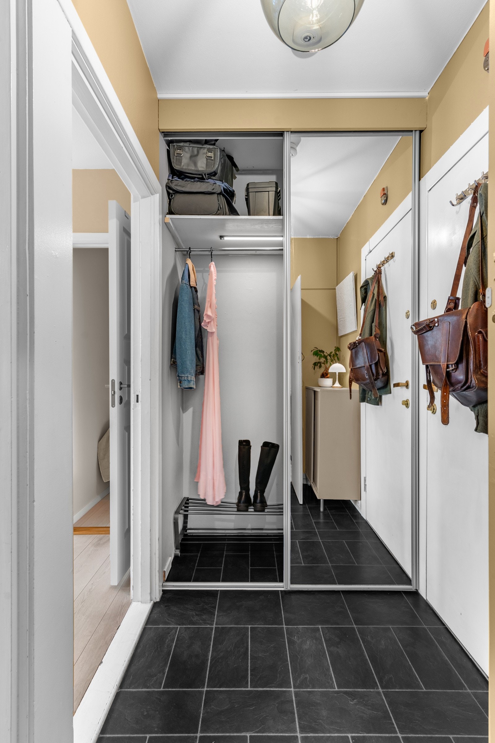 Hyggelig entré med stor skyvedørsgarderobe med speilfronter. Galleribilde