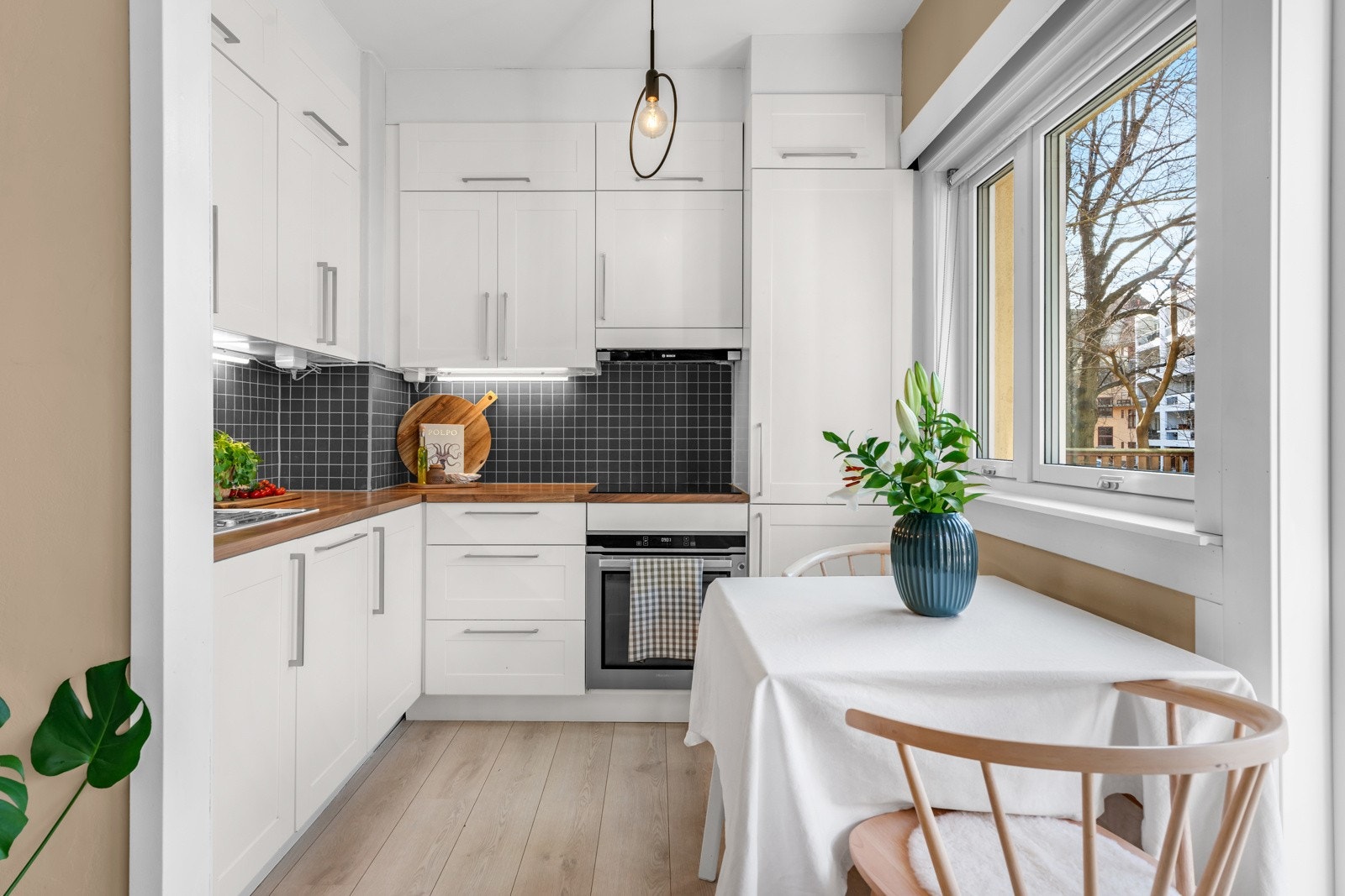 Kjøkken er utstyrt med profilert kjøkkeninnredning fra 2014, laminat benkeplate, fliser over benk, utslagsvask med ett-greps blandebatteri og kjøkkenventilator. Galleribilde