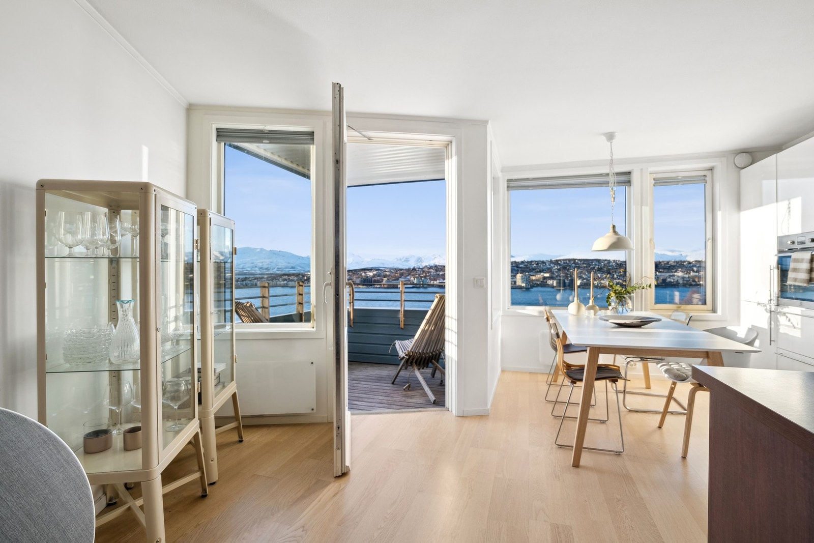 Leiligheten har en solrik veranda med direkte utgang fra leiligheten. Galleribilde