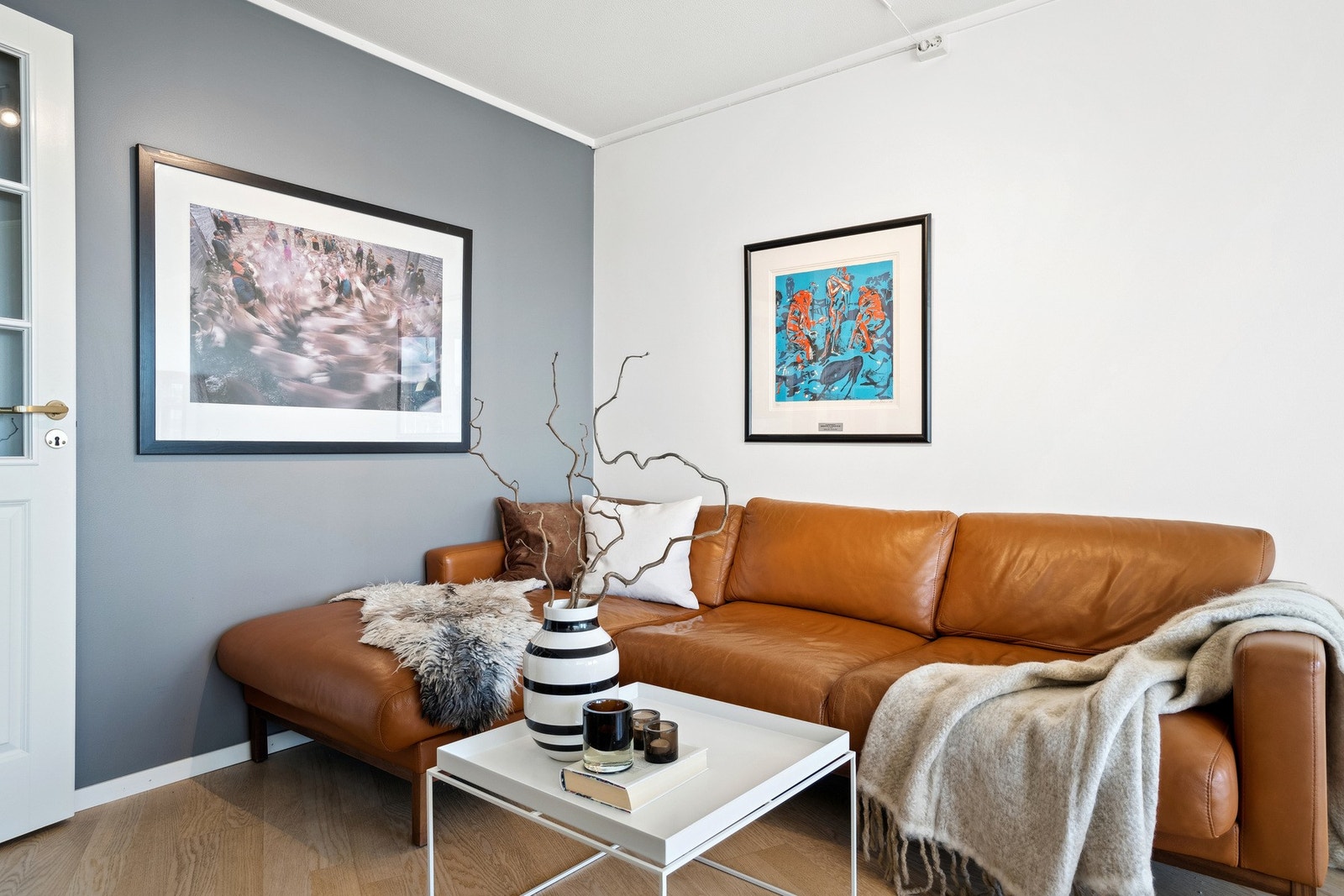 Stuen har en fin fasong, som gjør det enkelt å møblere. Galleribilde