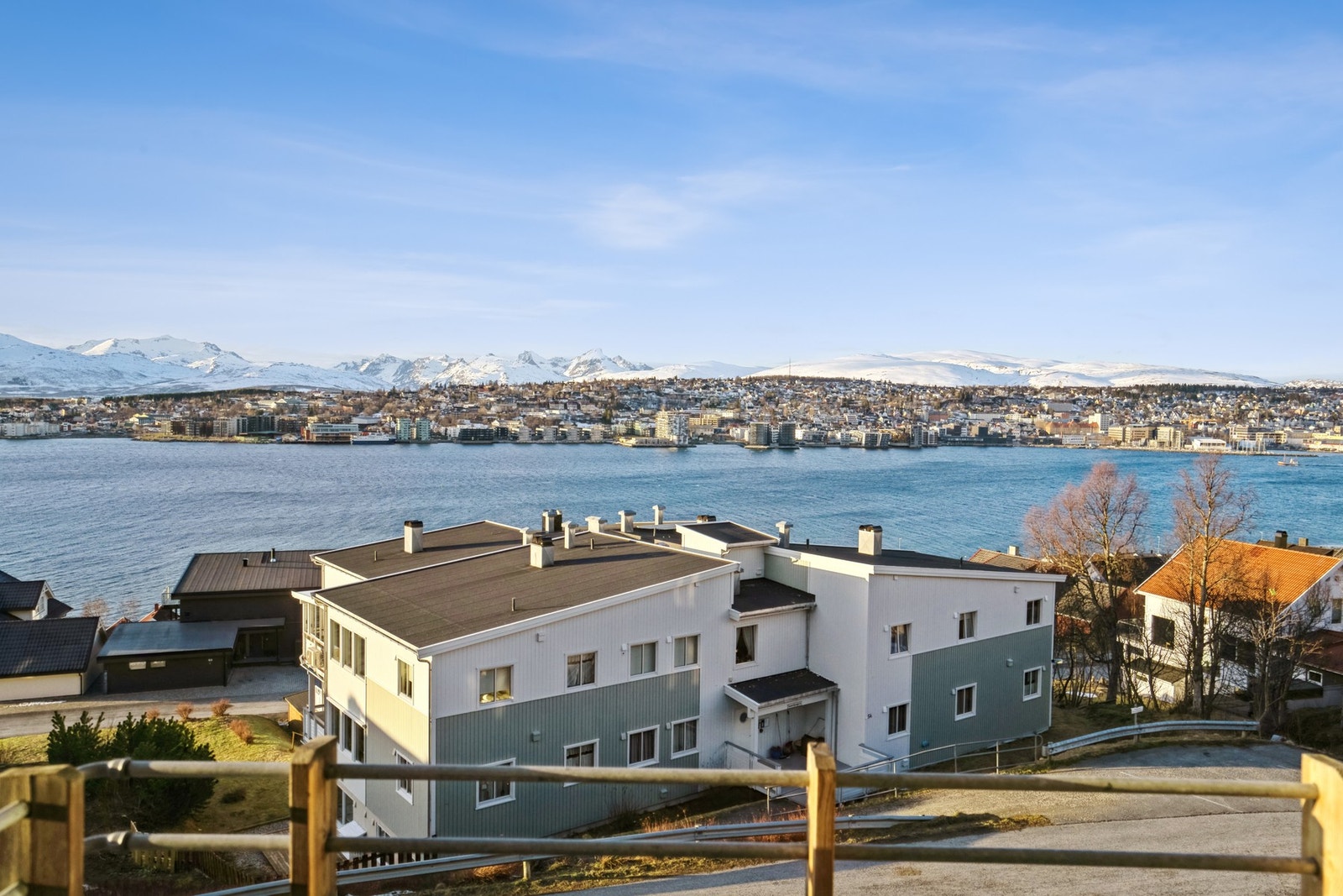 Leiligheten ligger i et veletablert boligområde, bebygget med lavblokker og eneboliger. Galleribilde