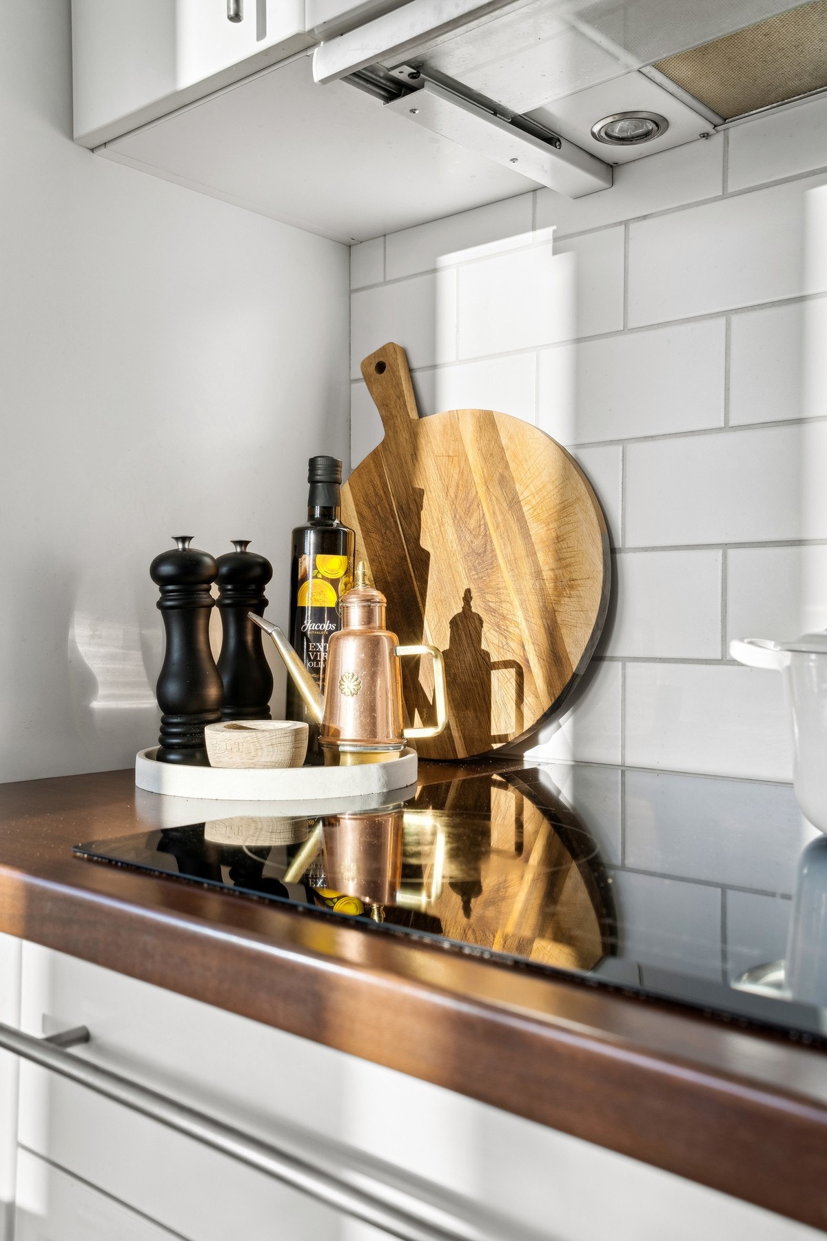 Veggen er flislagt, som gir et delikat uttrykk. Galleribilde