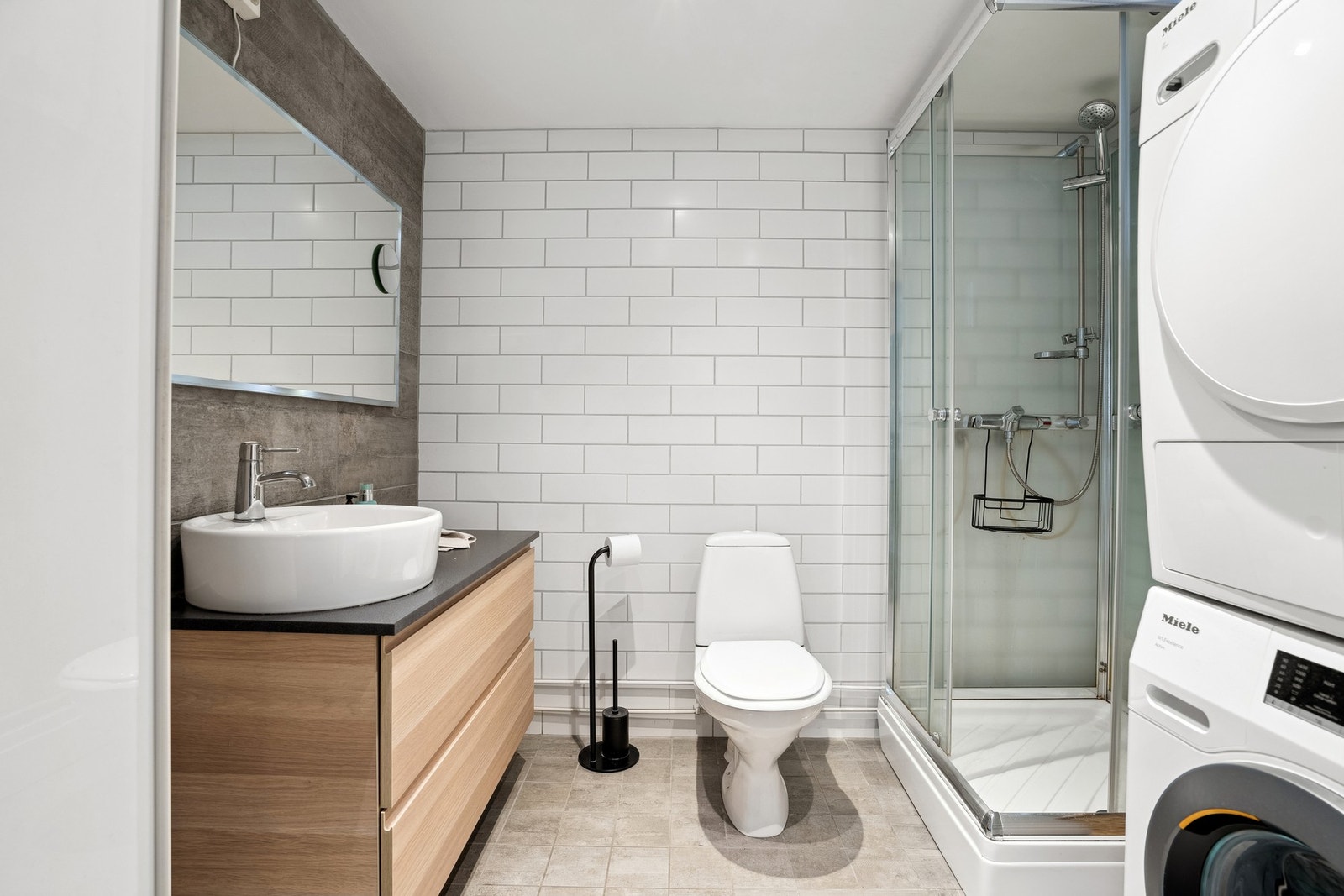 Lekkert innredet bad/vaskerom med stilrene detaljer. Galleribilde