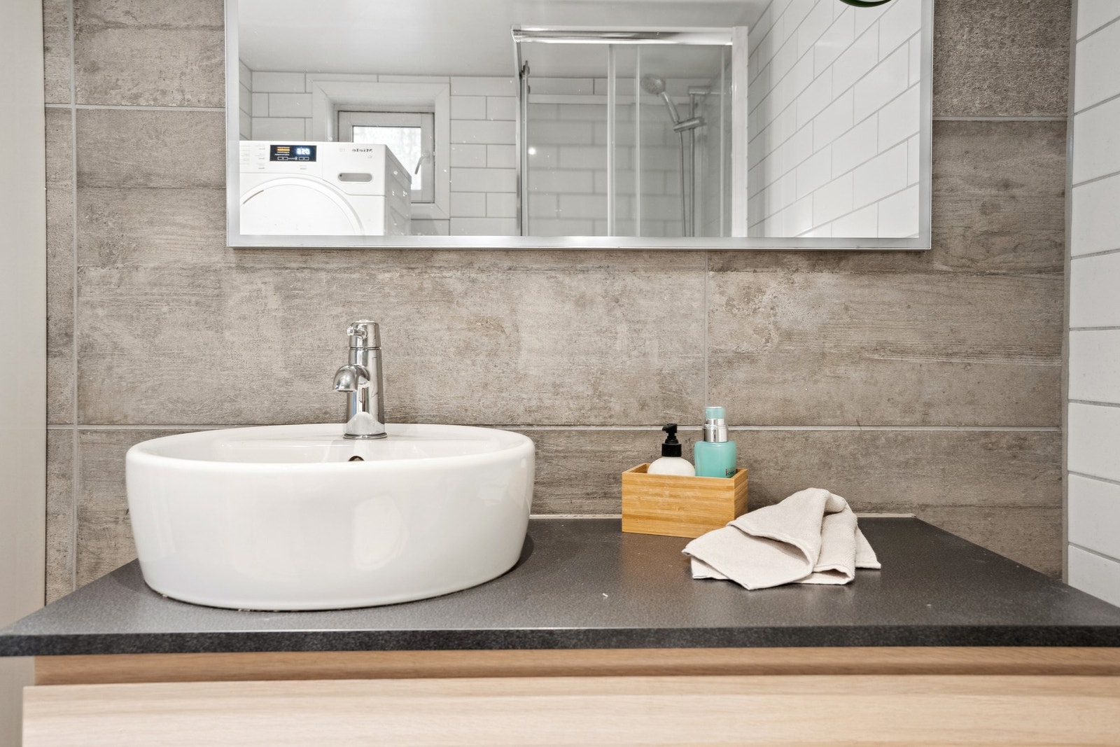 Leiligheten er innredet i en stilig og moderne fargepalett. Galleribilde