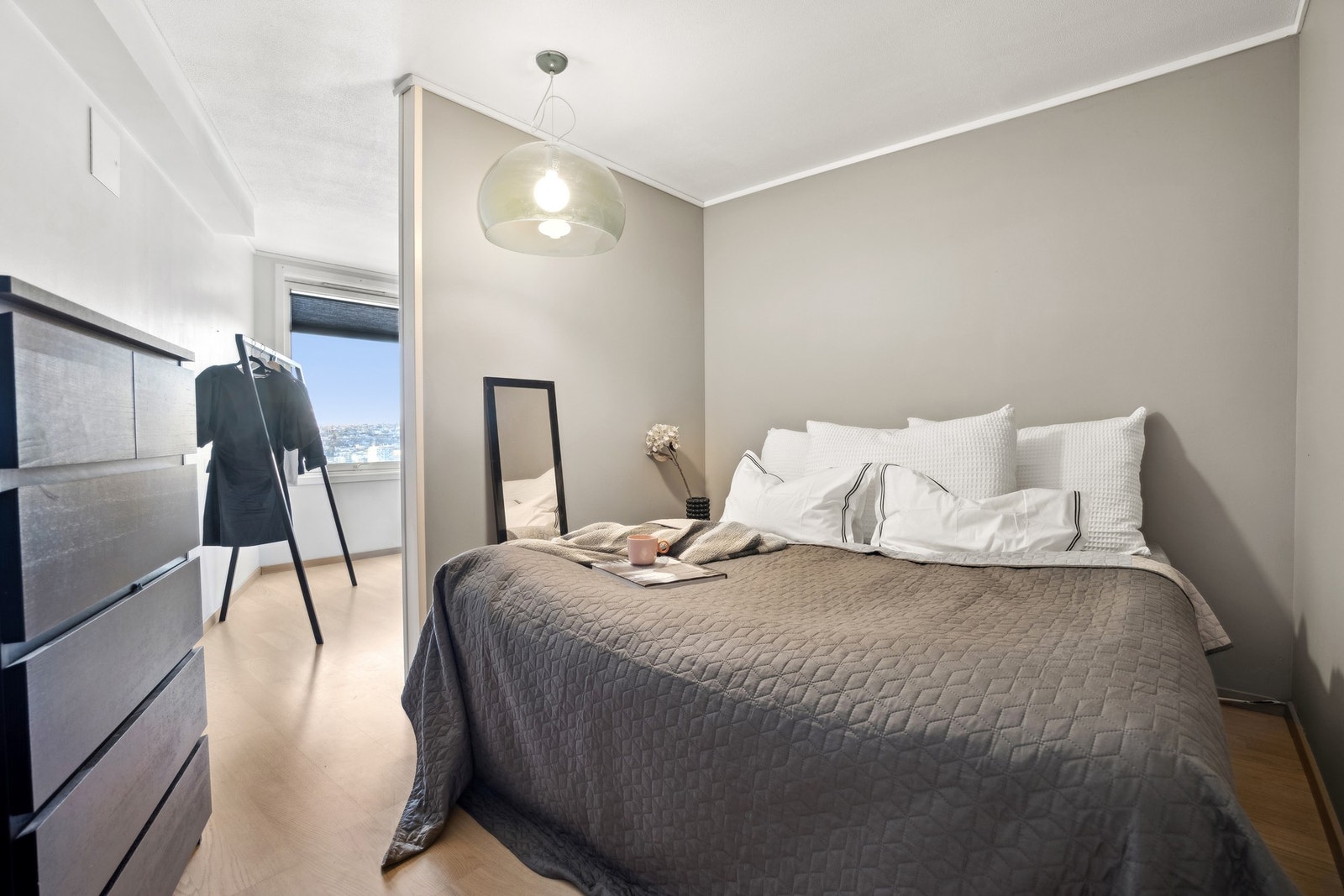 Hovedsoverommet har et behagelig fargevalg, og er delt opp i to soner. Galleribilde