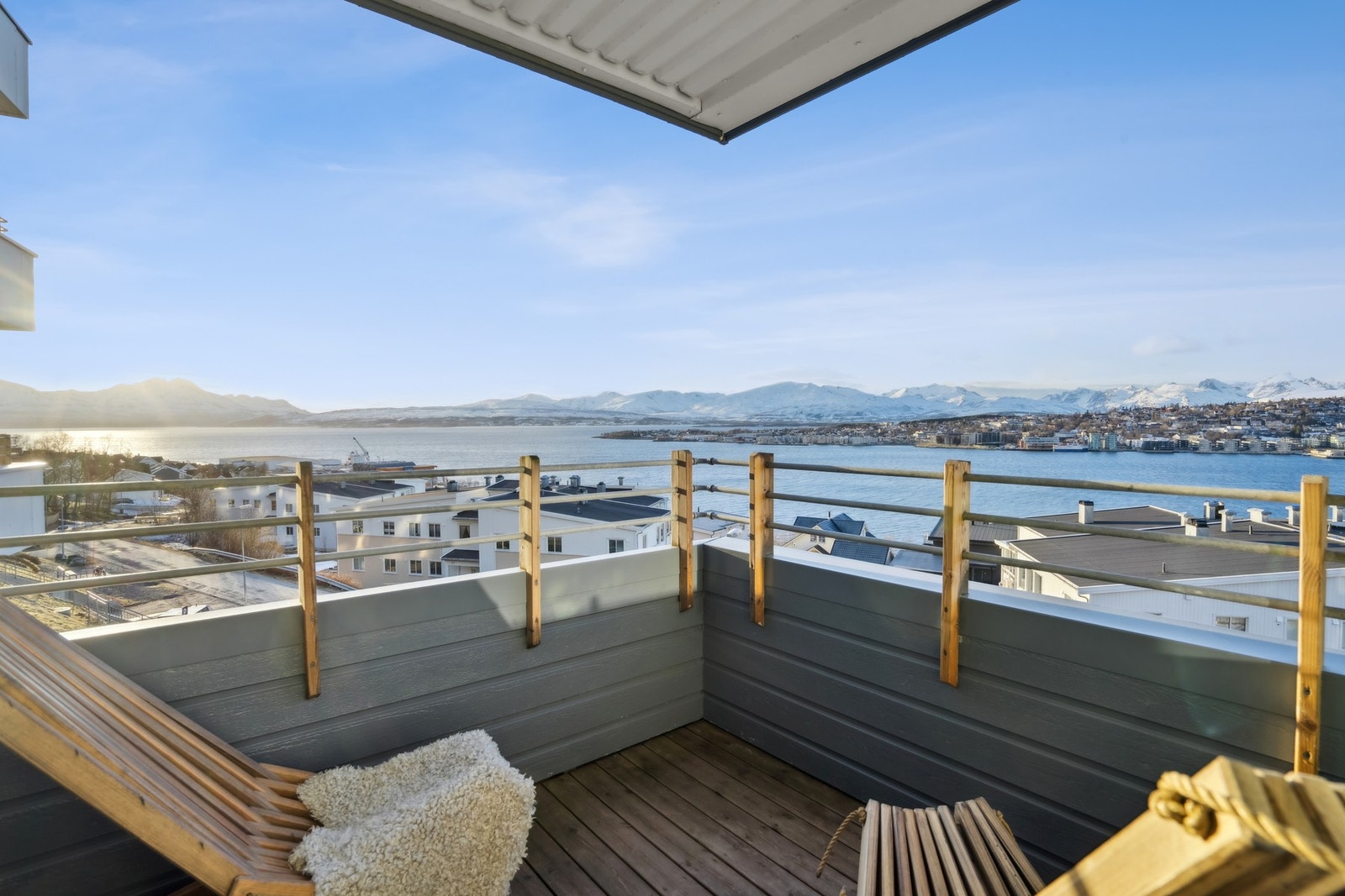 Fra leiligheten har du en enestående utsikt mot Tromsøysundet og Tromsøya. Galleribilde