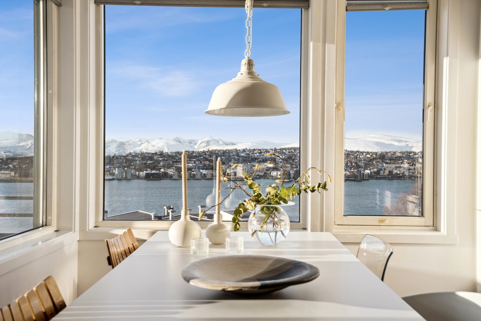 Fra spisebordet har du den råeste utsikten mot Tromsøysundet. Galleribilde