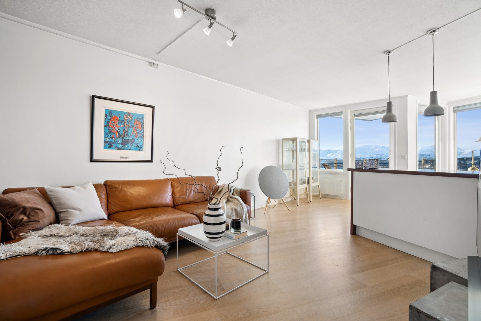 Her får du en åpen, luftig og moderne stue- og kjøkkenløsning. Galleribilde