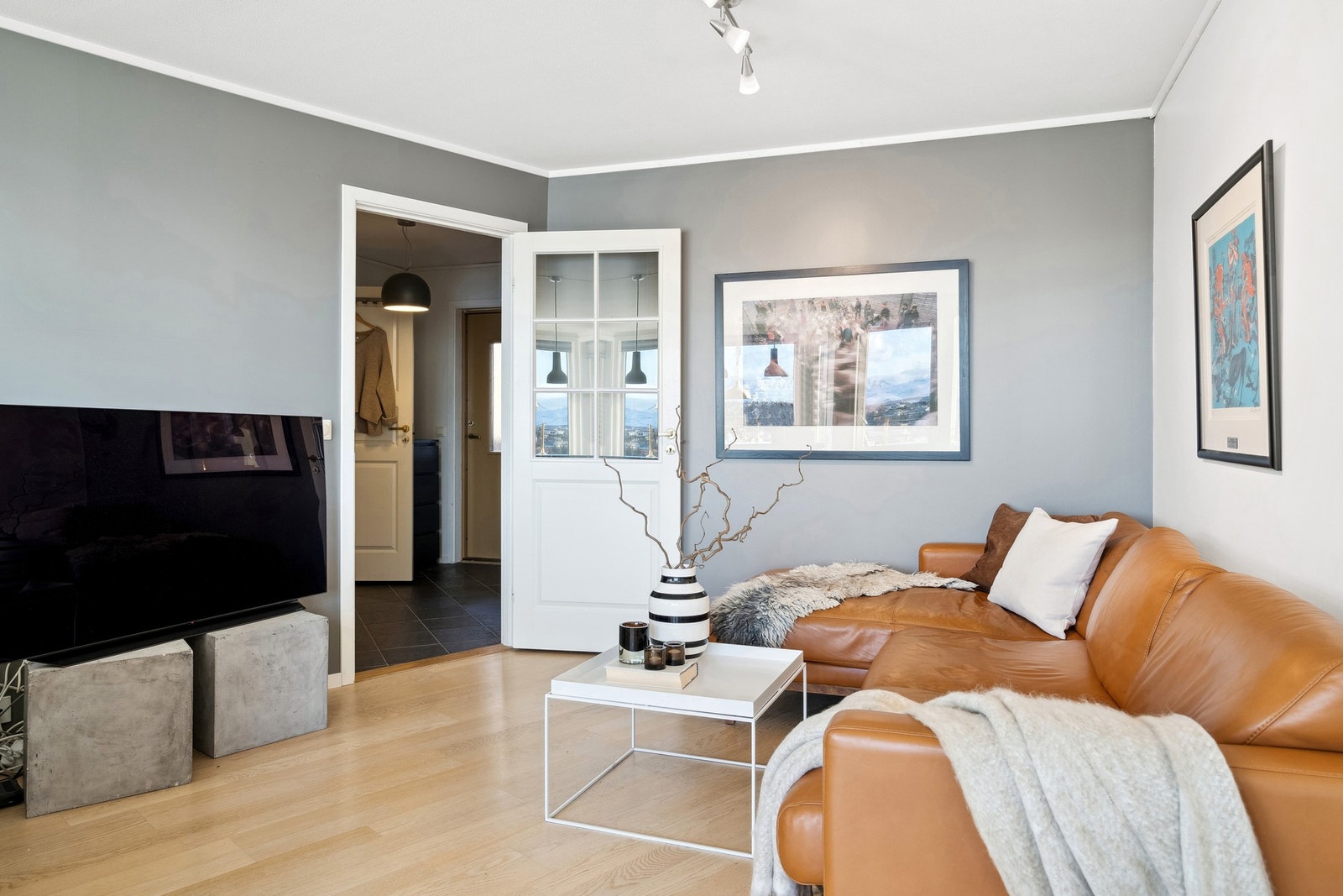 Fra entreen kommer du inn i hjertet av leiligheten. Galleribilde