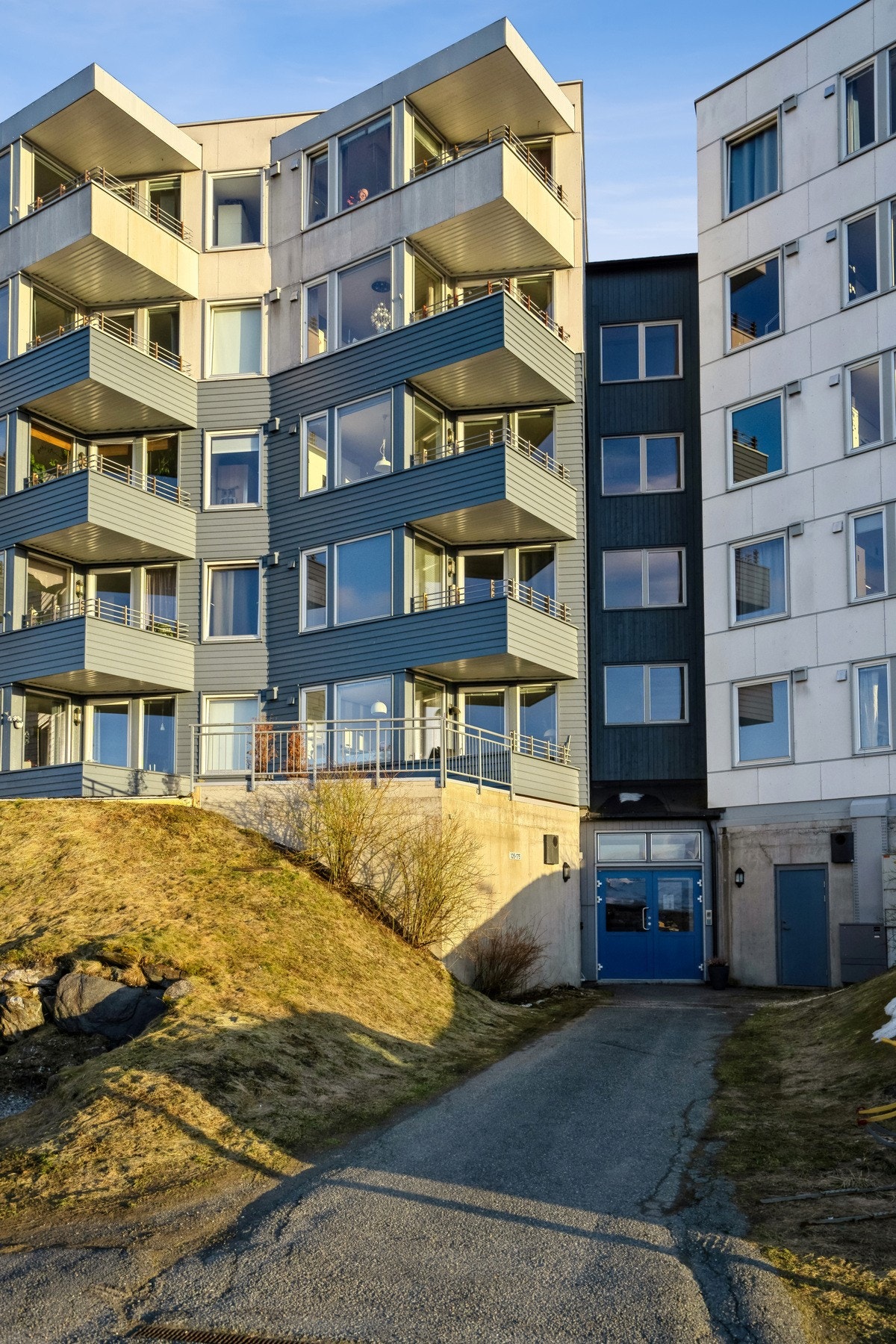 Ønsker du å bo i et rolig, men samtidig sentralt område, er dette leiligheten for deg. Velkommen på visning! Galleribilde