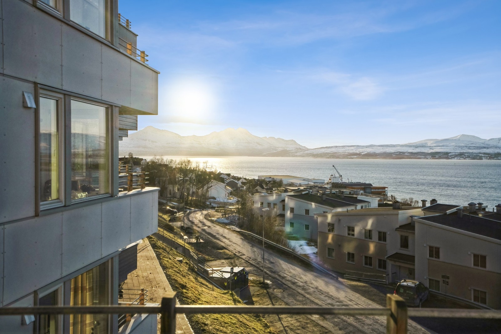 På nydelige soldager kan du nyte innseilingen til Hurtigruta fra sør på verandaen. Galleribilde