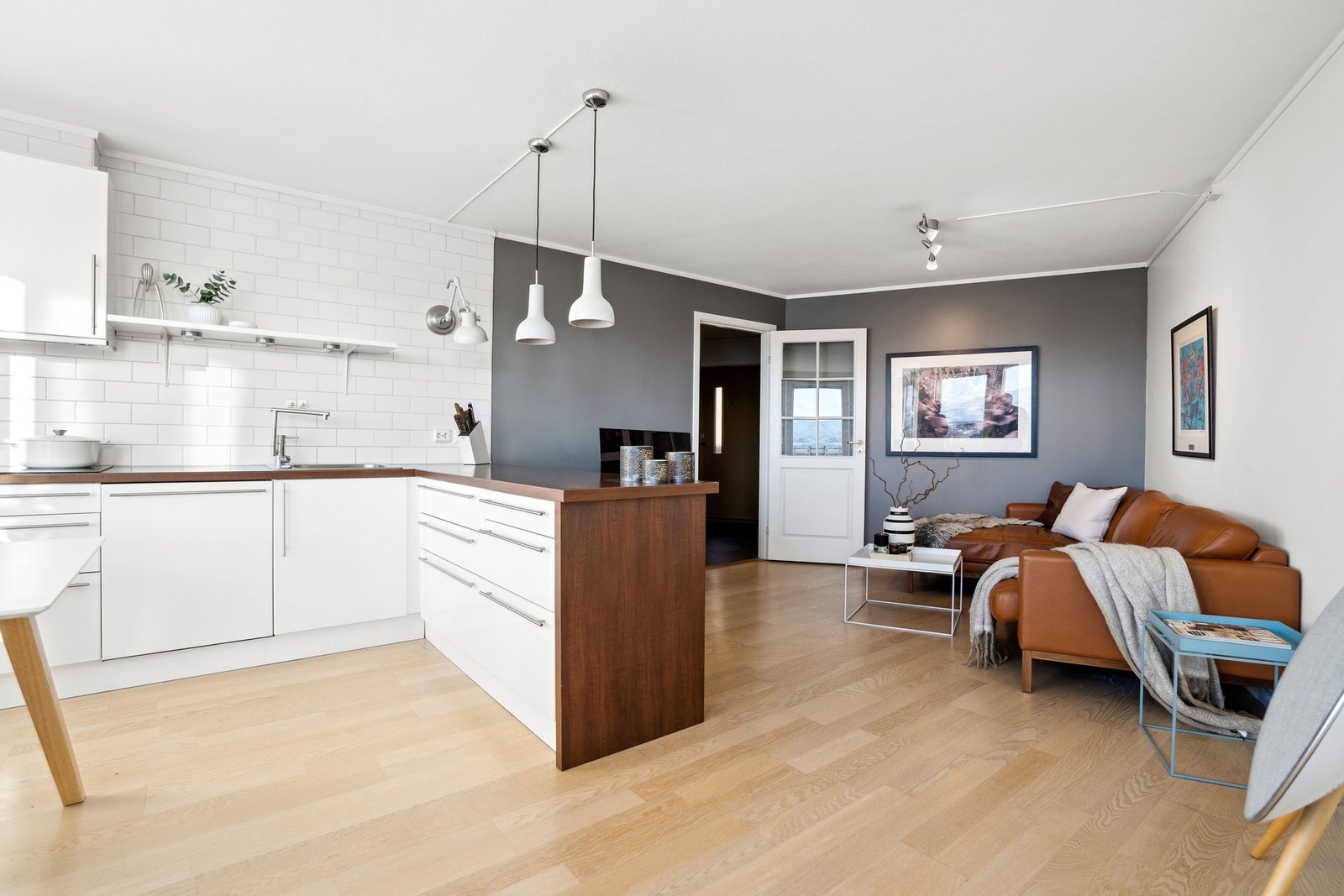 Kjøkkenet er romslig med en stor og praktisk kjøkkenløsning. Galleribilde