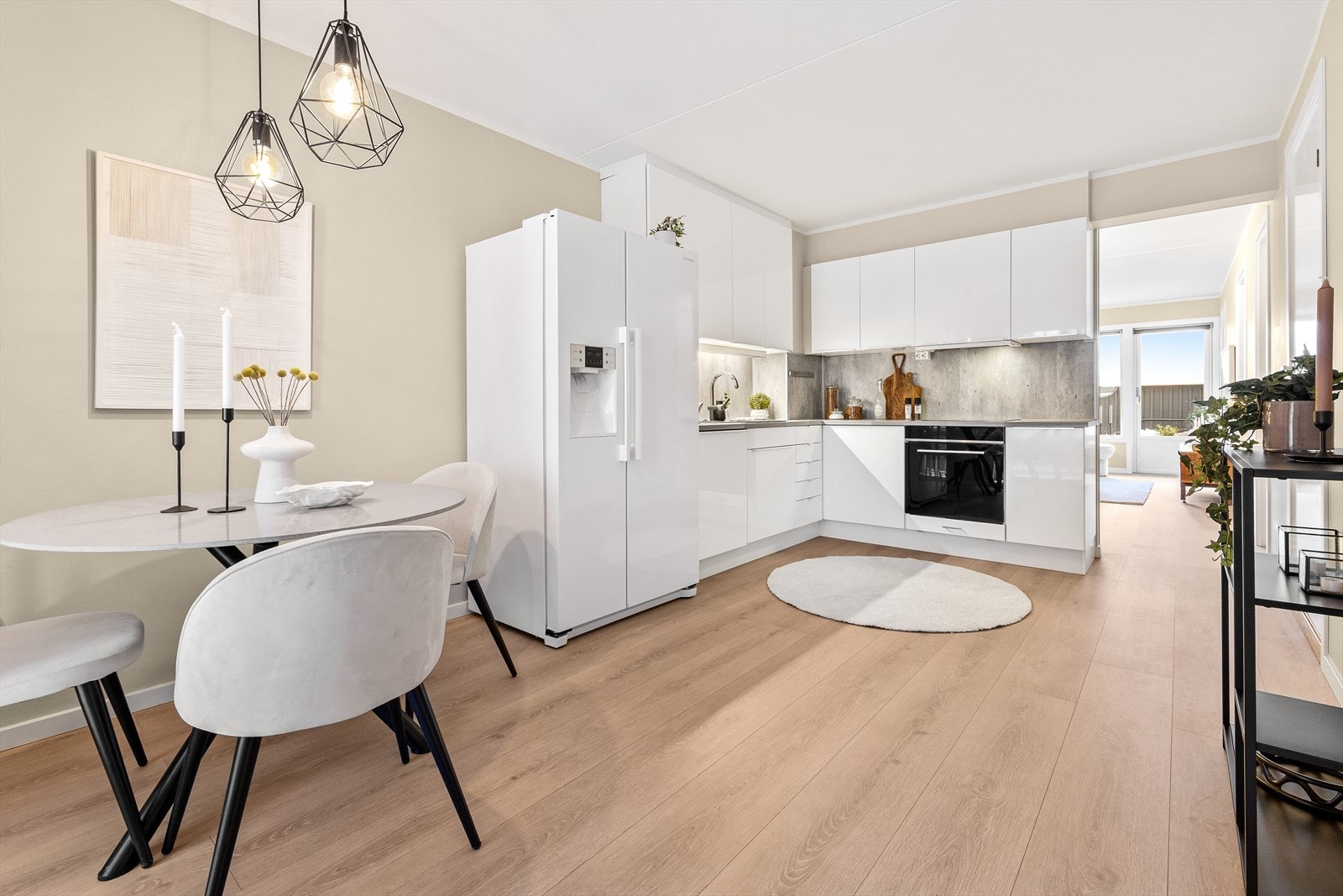 Kjøkkenet er i åpen løsning, samtidig som det er tilbaketrukket fra stuen. Galleribilde