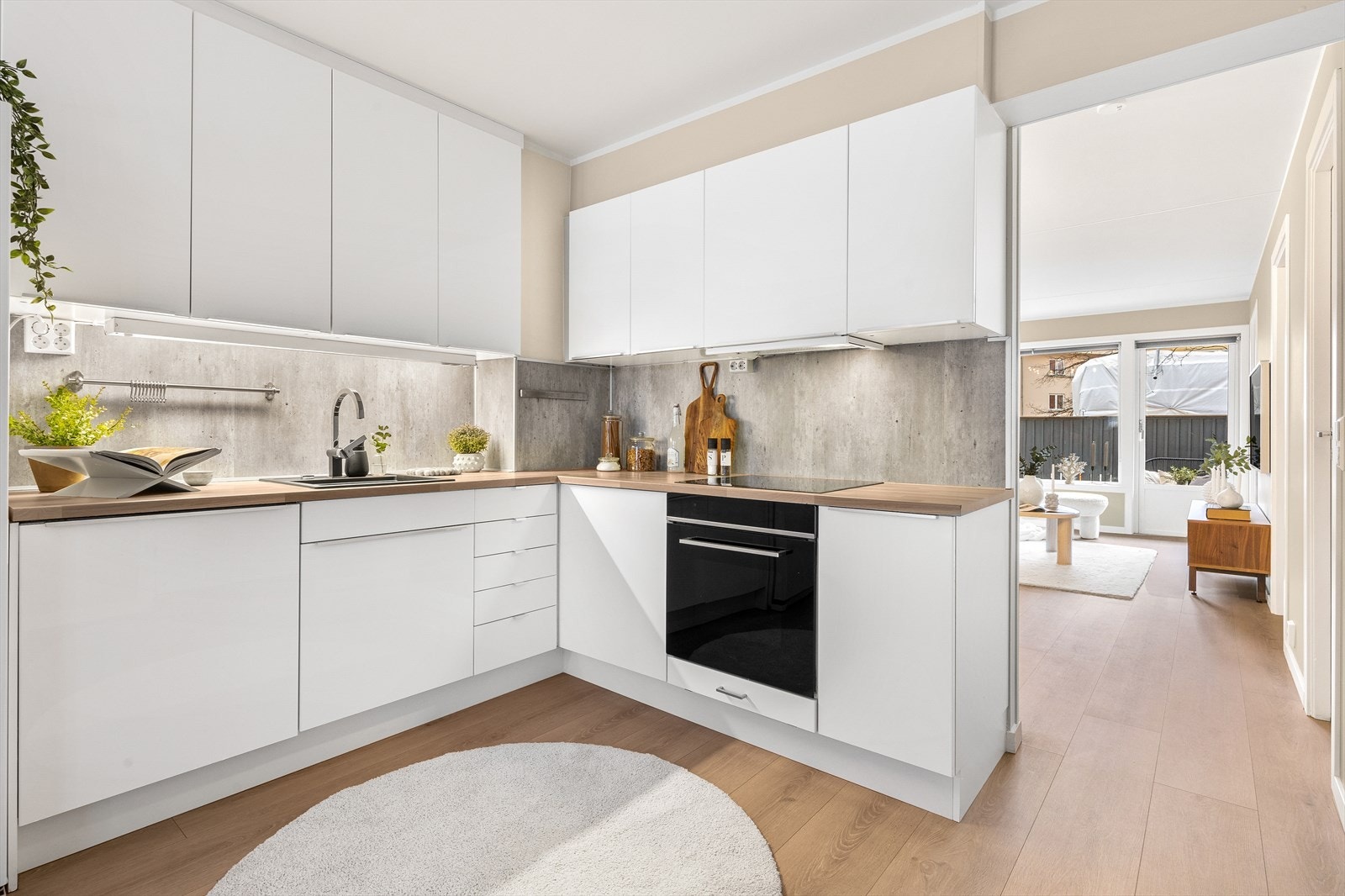 Kjøkkeninnredningen ble montert i 2013 og har integrerte hvitevarer som induksjonsplatetopp, stekeovn og oppvaskmaskin samt frittstående side by side-kjøleskap. Galleribilde