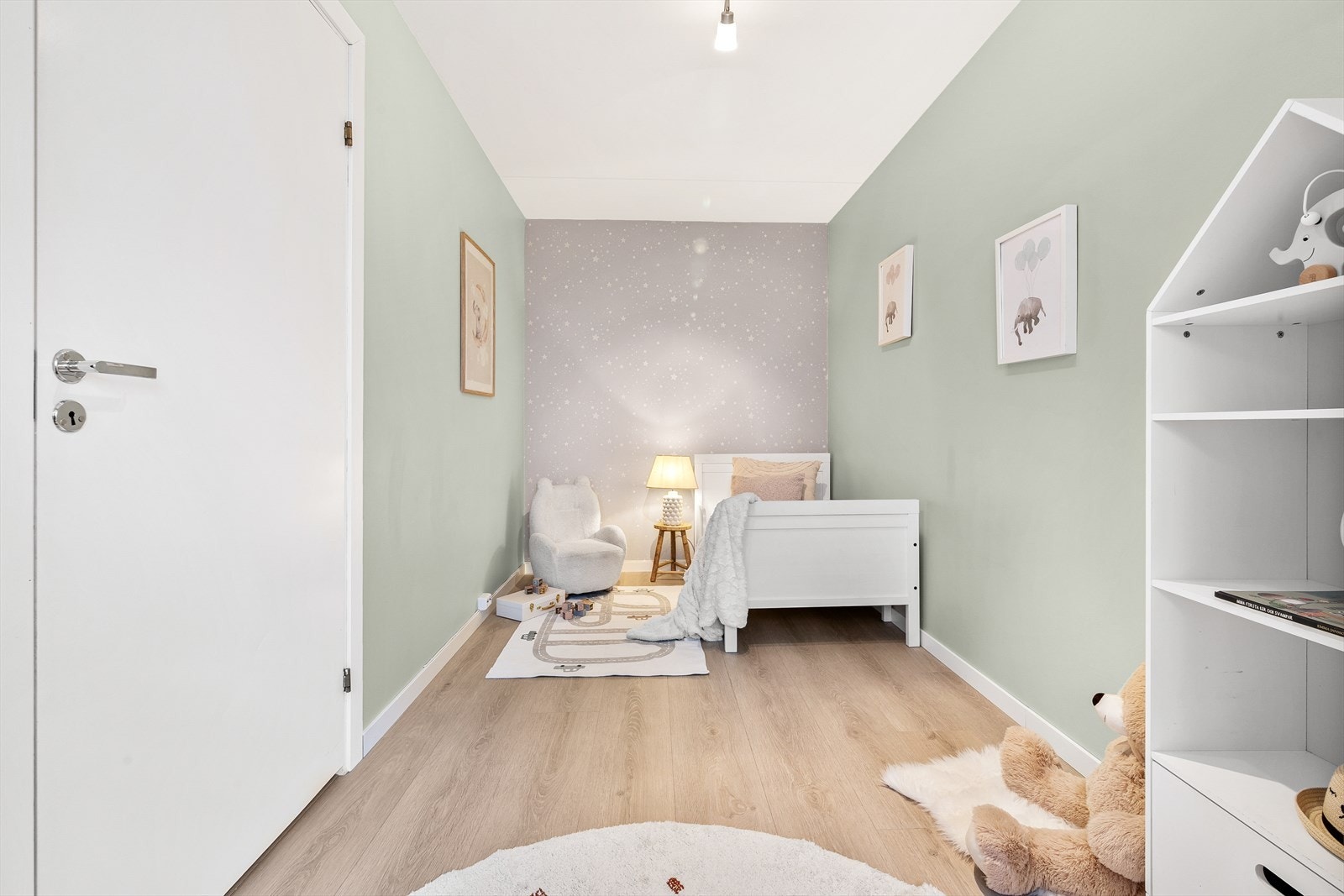 Koselig soverom med malte og tapetserte veggflater. Galleribilde