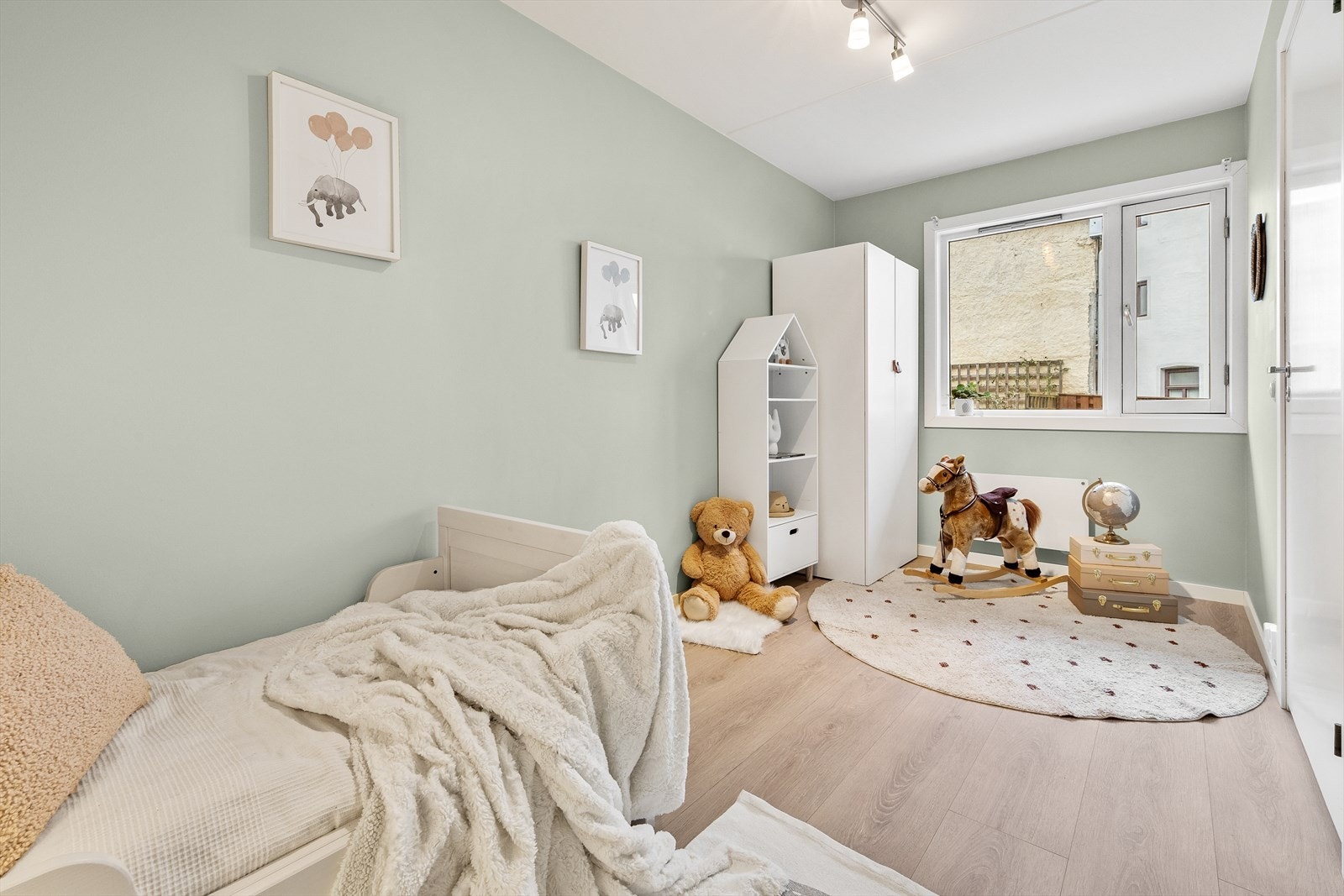 Soverom 2 er noe mindre og egner seg ypperlig som barnerom, gjesterom eller kontor. Galleribilde