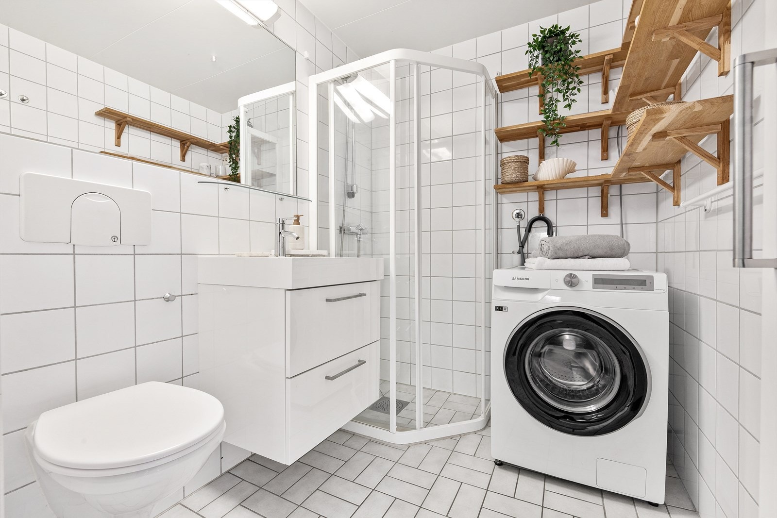 Eldre flislagt bad fra byggeår 1999 med elektriske varmekabler i gulv. Galleribilde