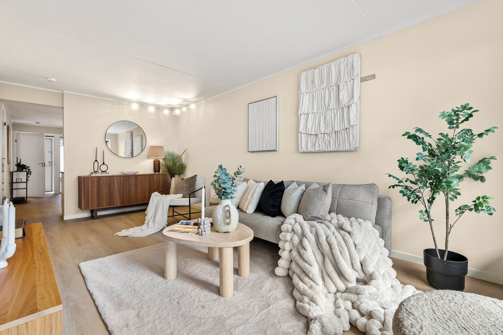 Stuen er enkel å møblere med plass til sofaseksjon, salongbord, mediemøblement og andre ønskede møbler. Galleribilde