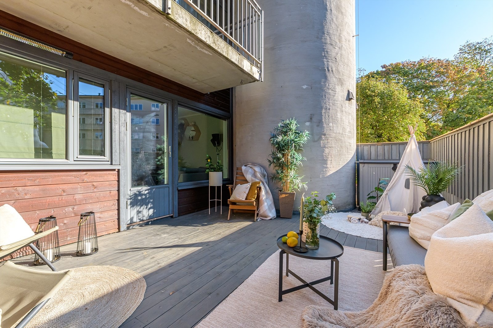 Terrassen ligger høyere enn gatenivå og oppleves skjermet fra gående, syklende og kjørende. Galleribilde