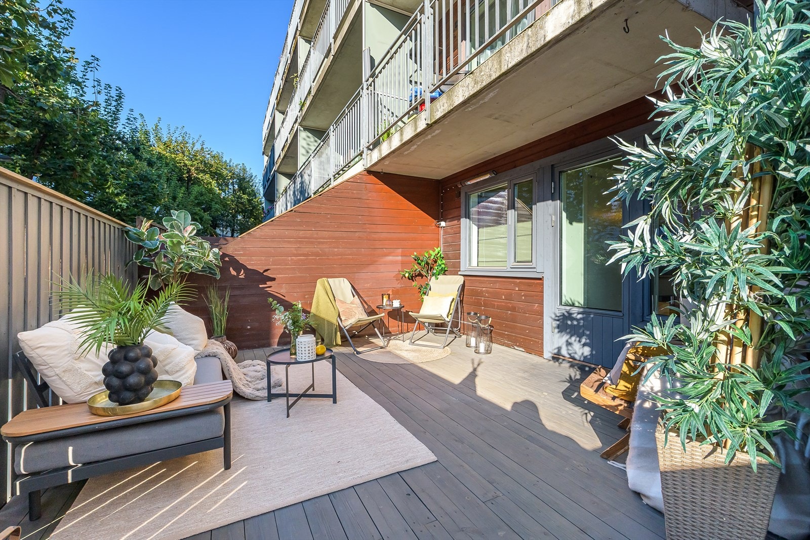 Terrassen roper "sommerhygge", og siden borettslaget tillater grilling med elektrisk grill og gassgrill ligger alt til rette for en vellykket sommerfest. Galleribilde