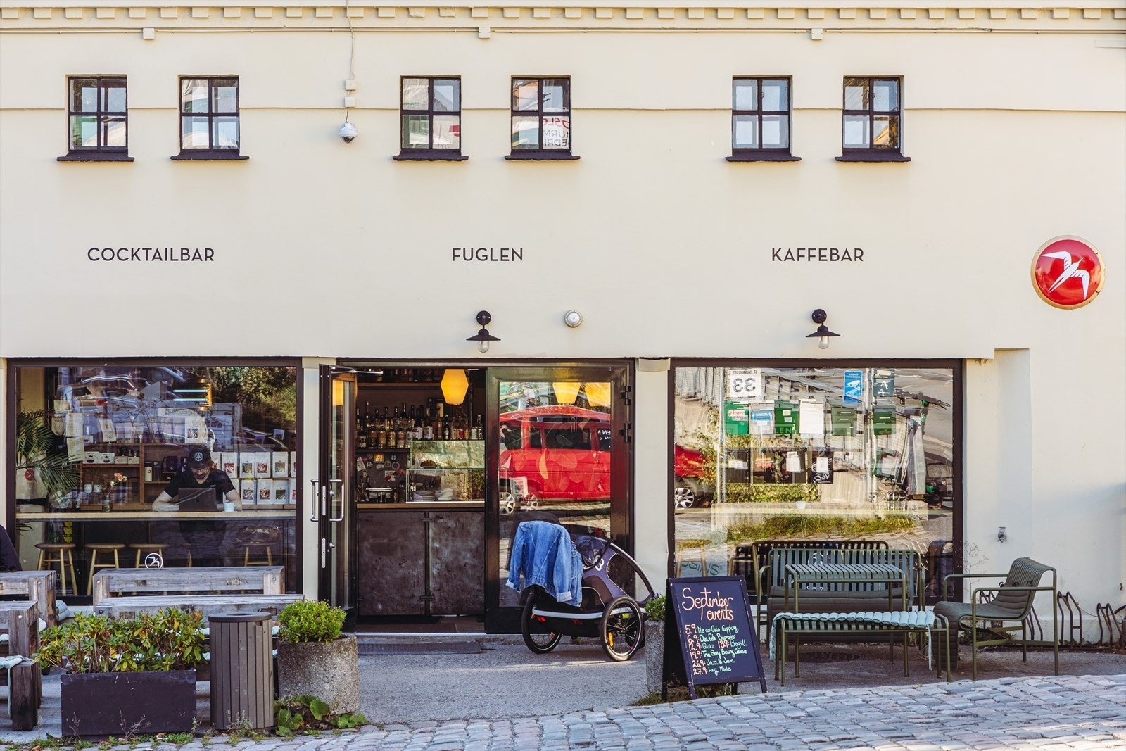Er du glad i kaffe og gode cocktails kan Fuglen kaffe- og cocktailbar i St. Halvards gate bli din nye favoritt. Galleribilde