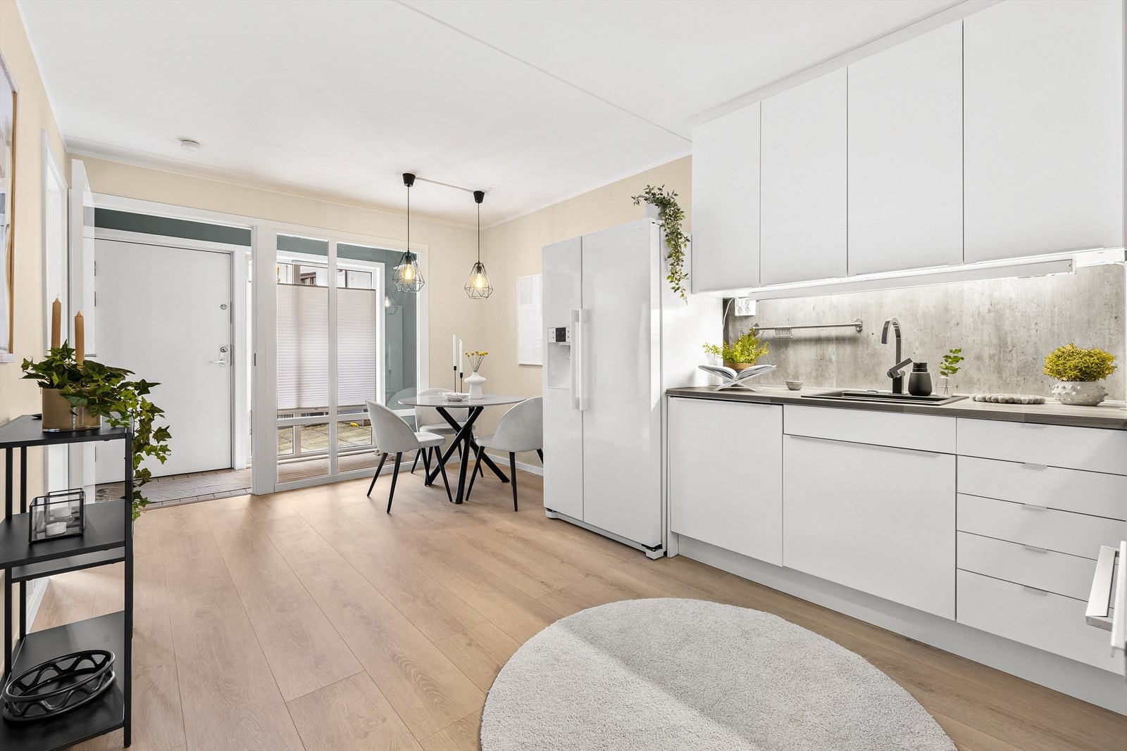 Det er god plass til spisebord i tilknytning til kjøkkenet. Galleribilde