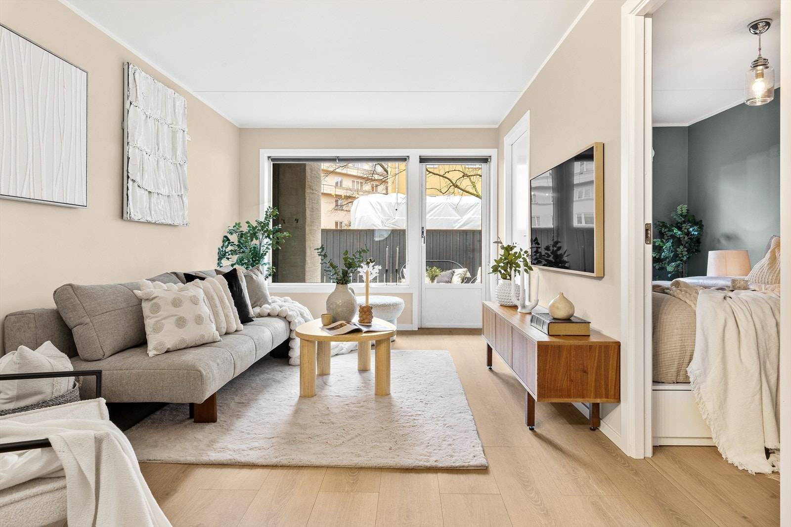 Dette er en pen og gjennomgående 3-roms leilighet med trappefri adkomst beliggende i et attraktivt boligområde meget sentralt på Vålerenga. Galleribilde