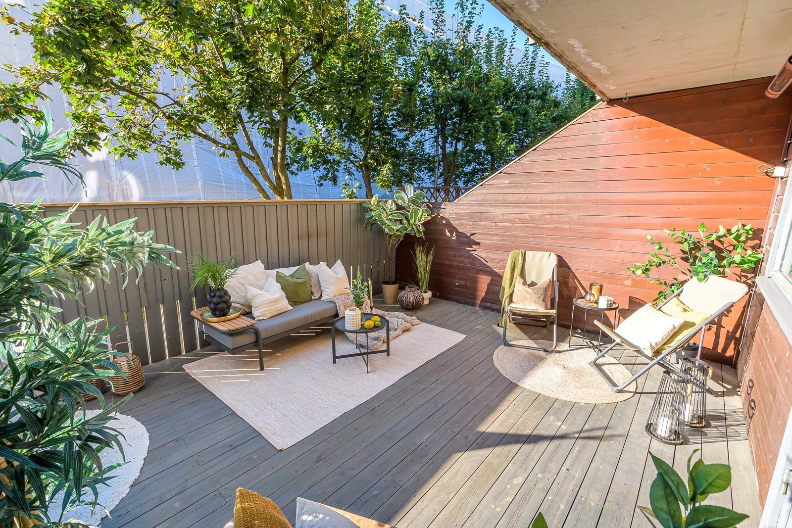 Den nydelige terrassen fungerer som en forlengelse av stuen i sommerhalvåret. Ifølge selger er det sol på terrassen fra ca. kl. 09/10 til ca. kl. 18/19 midt på sommeren. Galleribilde