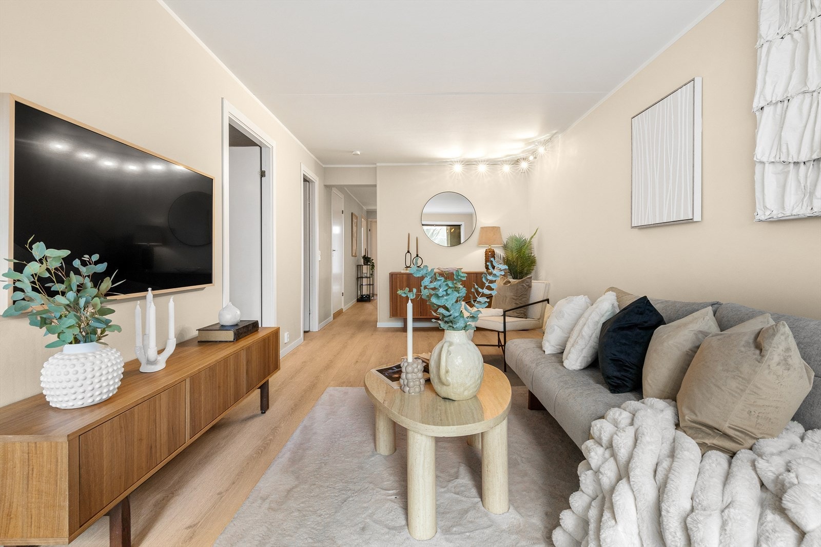 Veggene i stuen ble malt i 2024, og det er lagt et pent 1-stavs laminatgulv gjennomgående i hele leiligheten med unntak av baderommet og boden. Galleribilde