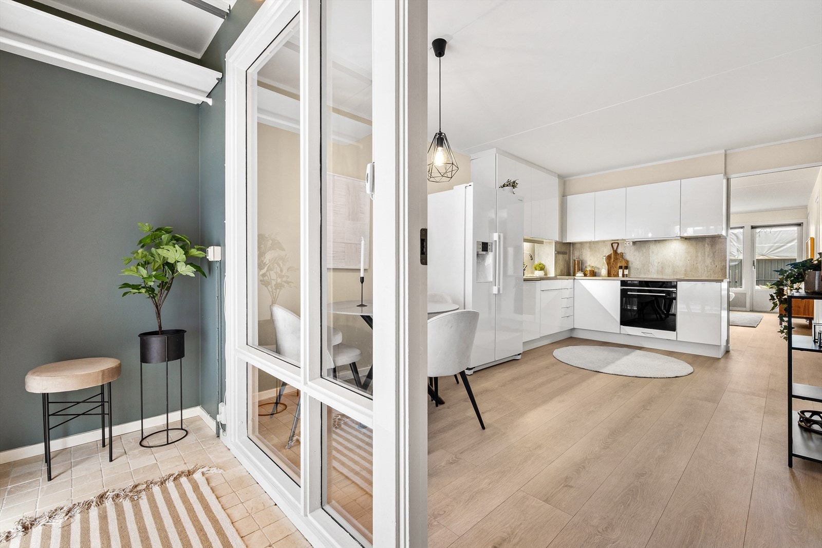 Glassfeltene mellom vindfang og kjøkken sørger for et fint lysinnslipp. Galleribilde