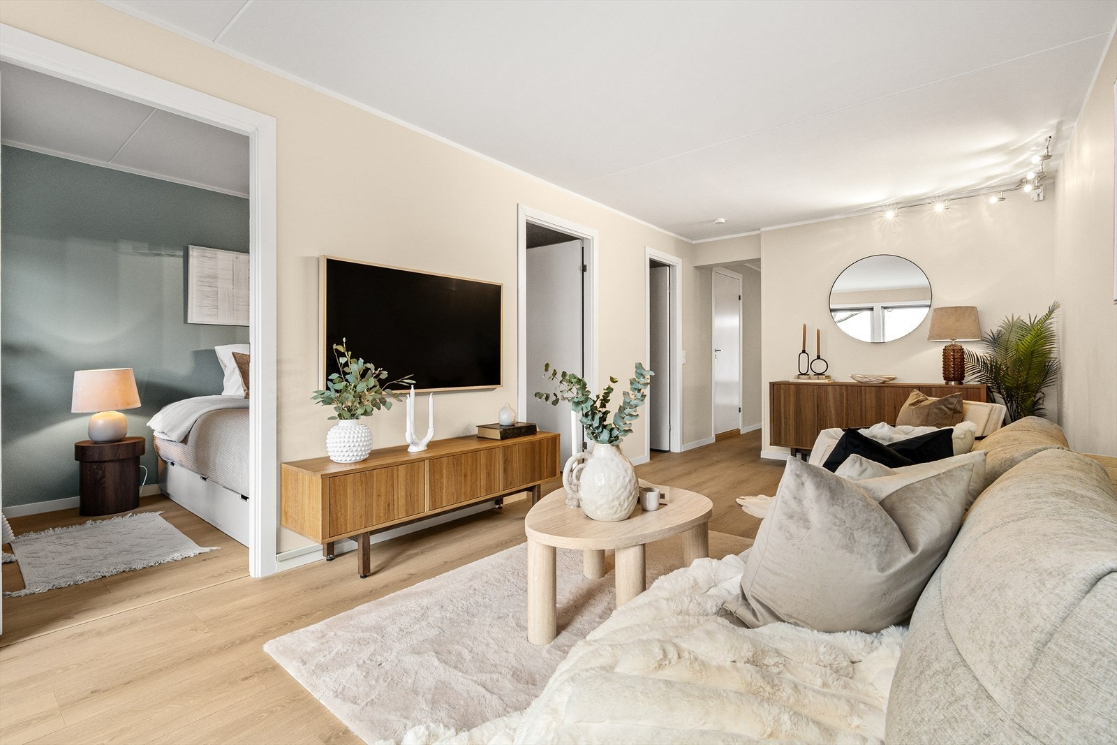 Det er lagt nytt gulv i alle rom, med unntak av bad og bod. I stue og kjøkken er det lagt varmefolie. Galleribilde