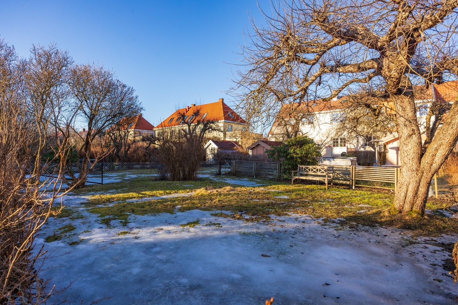 Selger har fått tillatelse til å sette opp en hagebod. Tillatelsen er vedlagt salgsoppgaven. Galleribilde