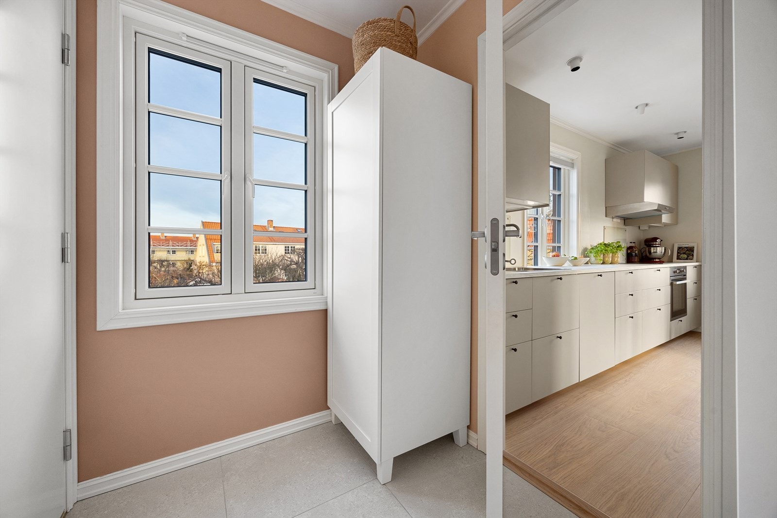 Leiligheten ble i hovedsak pusset opp i 2021-2025 med nye parkettgulv, malte overflater, nytt bad og nytt kjøkken. Galleribilde