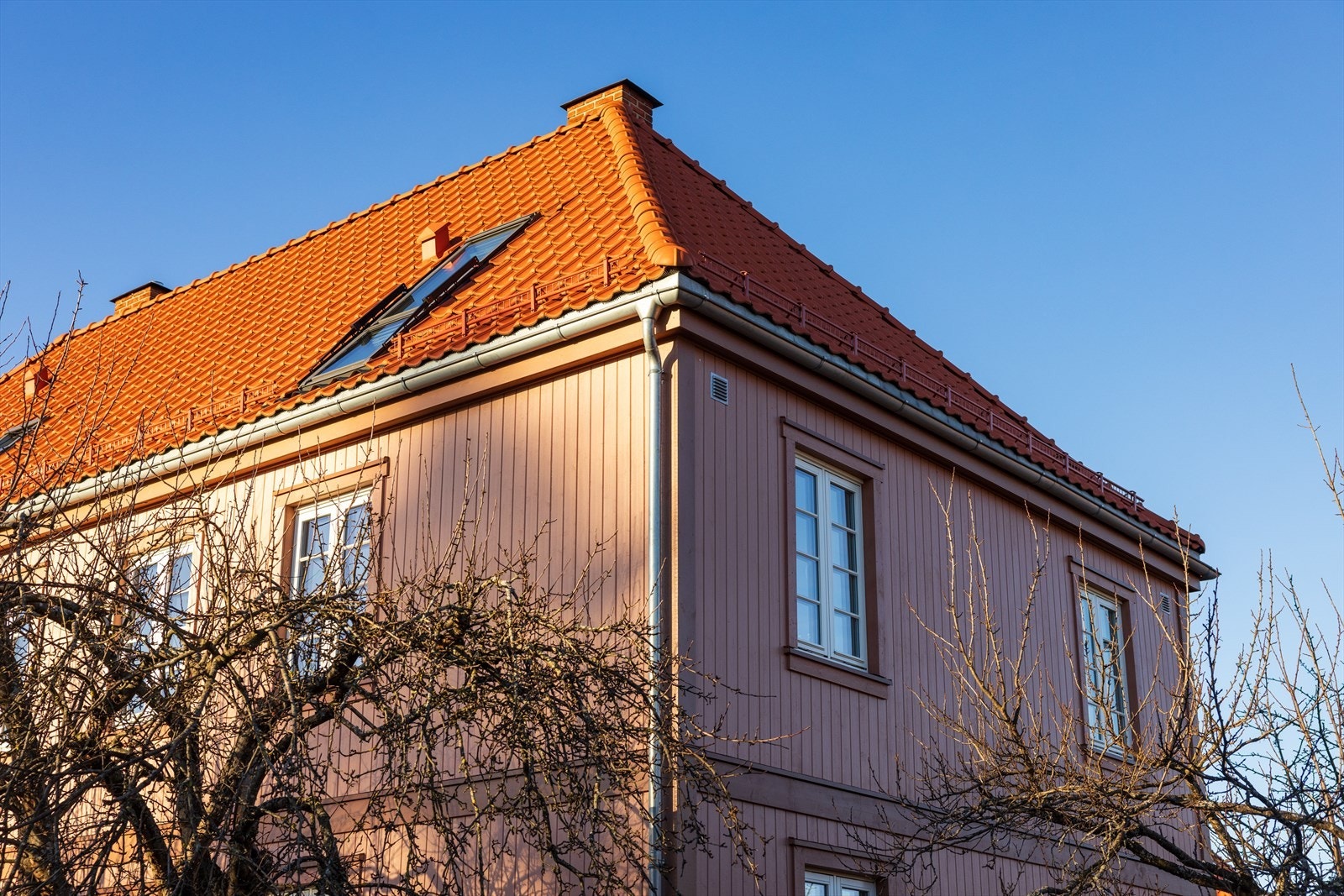 Lys & gj.gående leilighet med flere vindusflater som gir mye naturlig sollys. Galleribilde