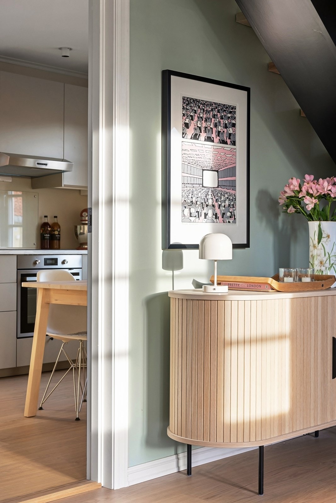 Kjøkken og stuen fylles opp med naturlig sollys. Galleribilde