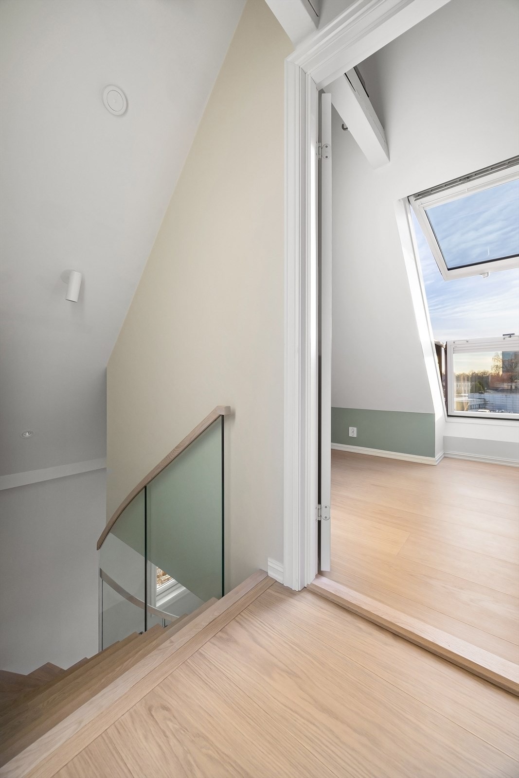 2 etg har du to luftige soverom. Galleribilde