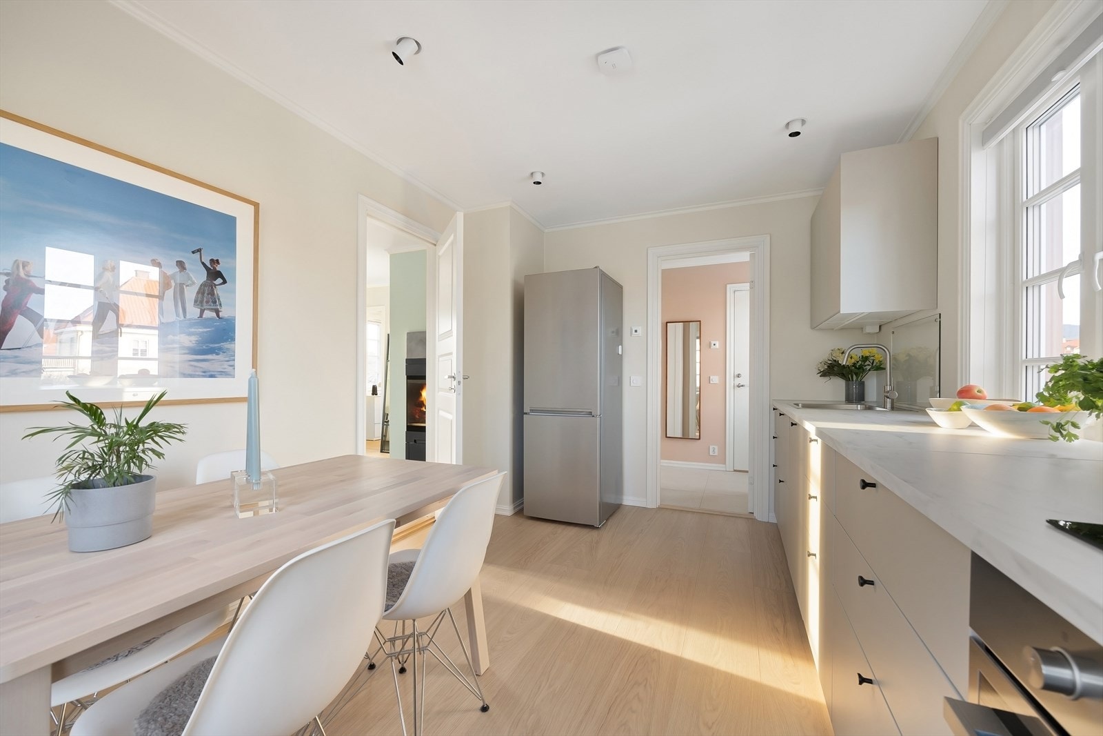 Lyst og luftig kjøkkenrom med god plass til spisegruppe. Galleribilde