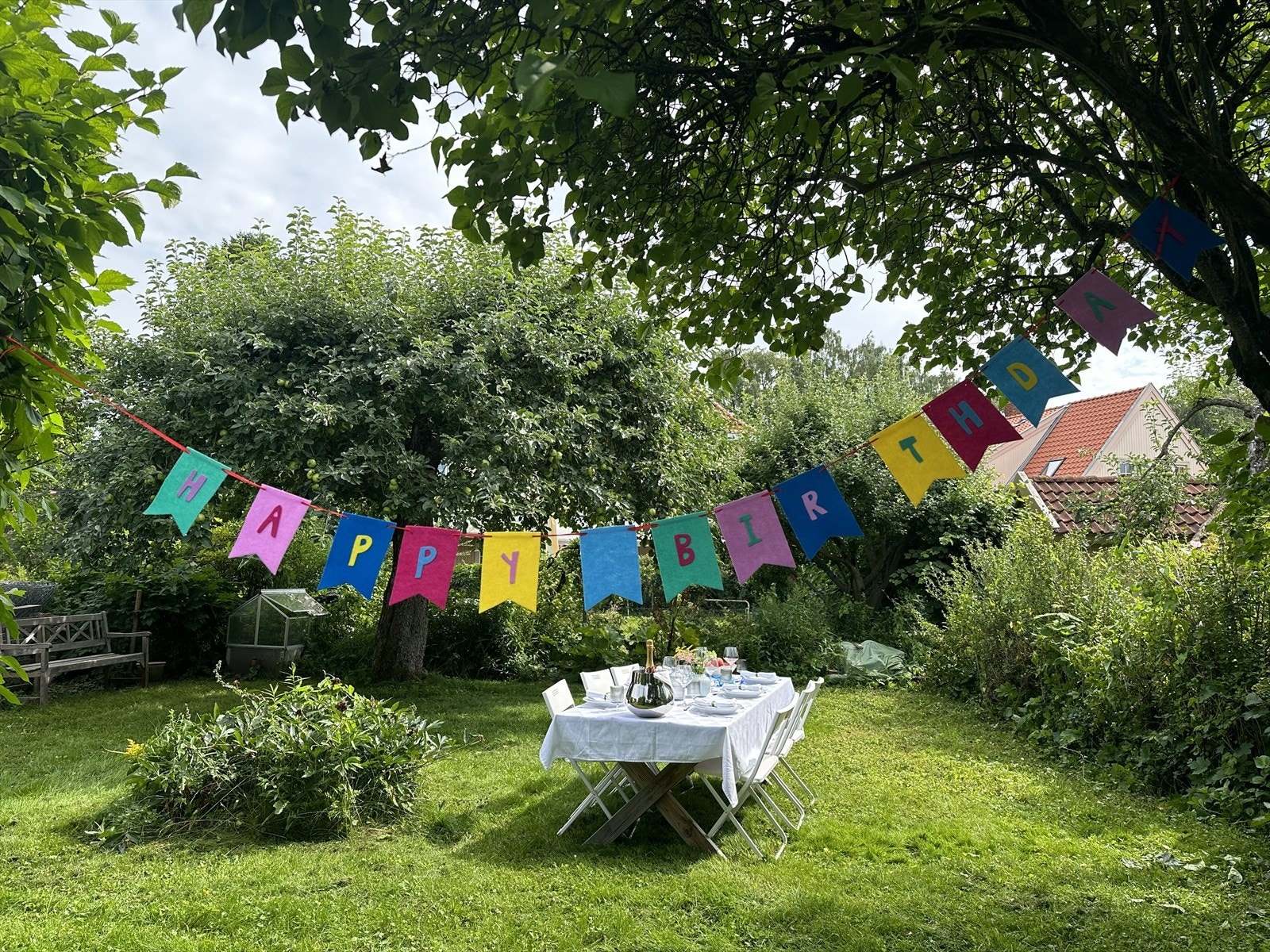 Selgers private bilde av hagen på sommerstid. Galleribilde