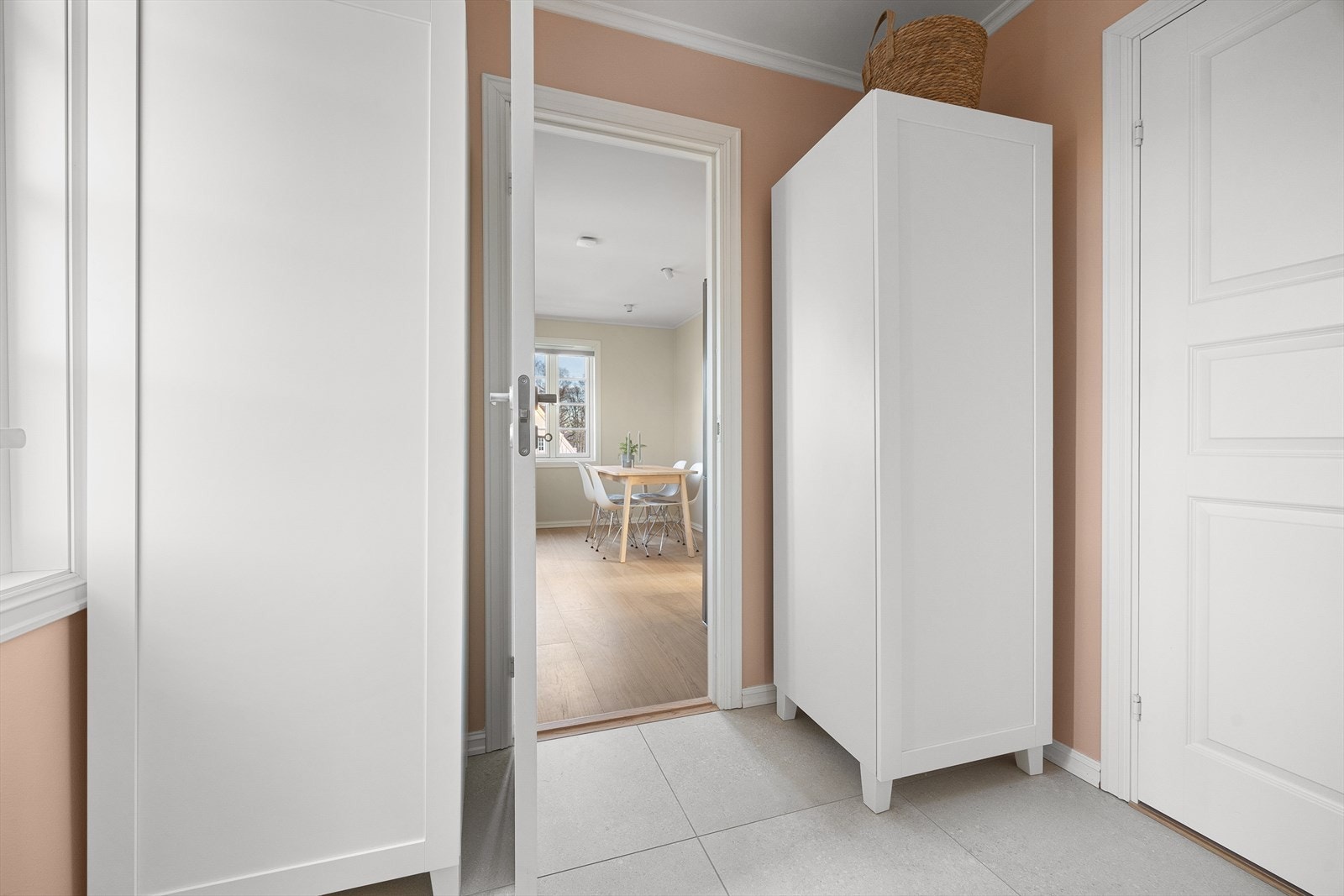 Romslig èntre med god oppbevaringsplass. Lekre 60x60 fliser med varmekabler i gulv. Galleribilde