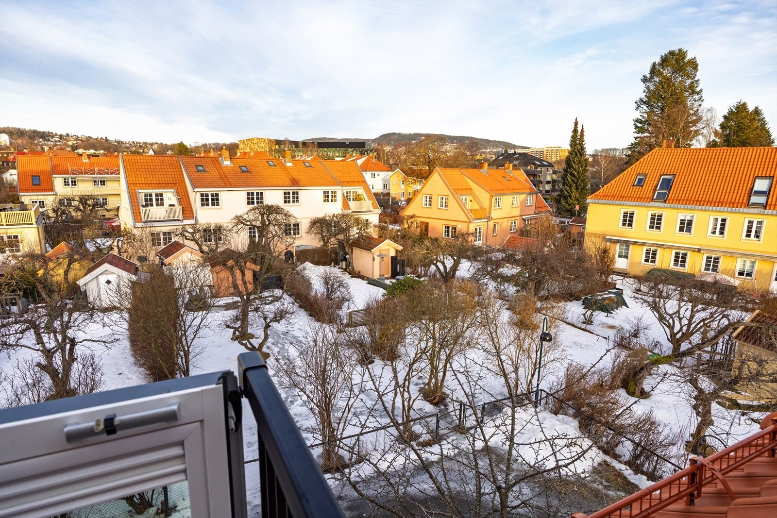 Stille og frodig nabolag. Galleribilde