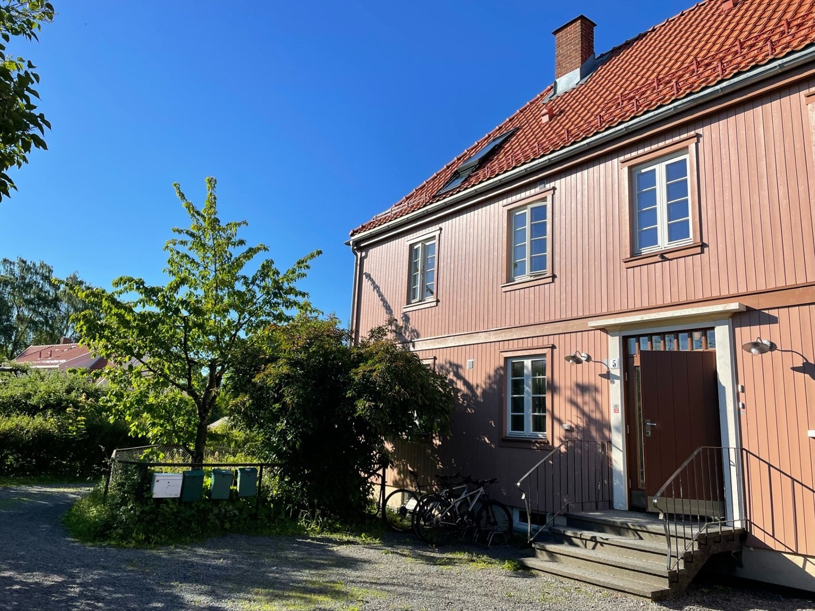 Velkommen til Spångbergveien 5. En rålekker topp og endeleilighet over 2 plan med en fantastisk beliggenhet i Tåsen Hageby. Galleribilde