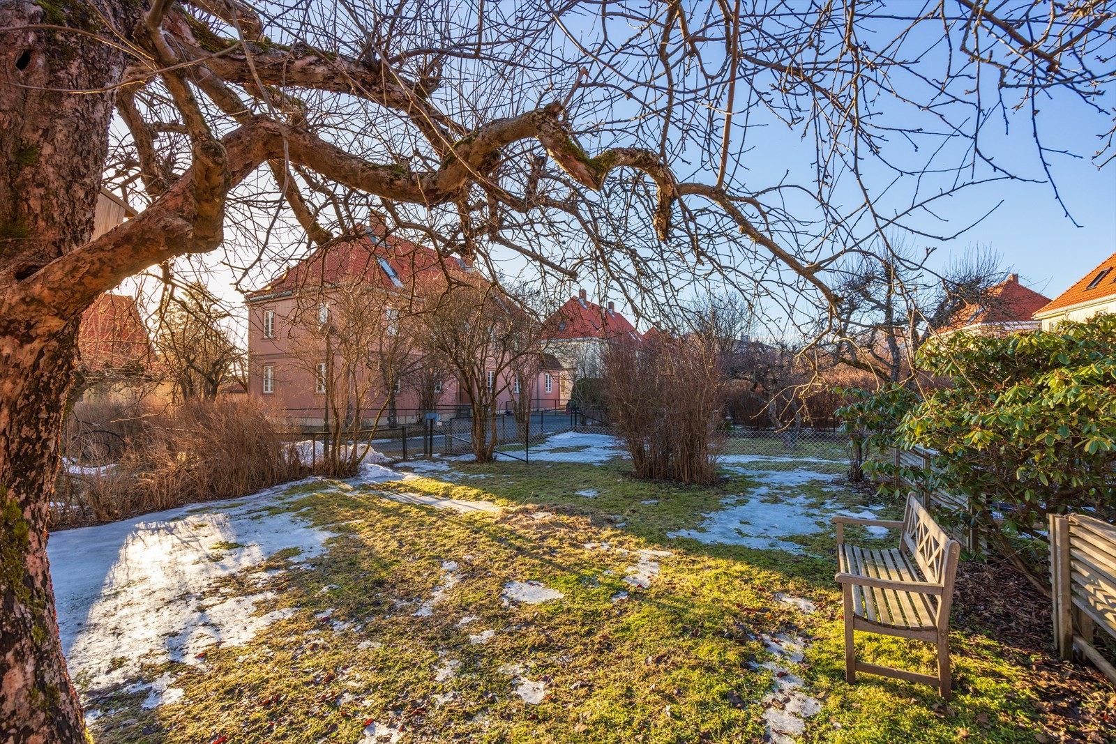 Leiligheten har en stor og solrik hageparsell Galleribilde