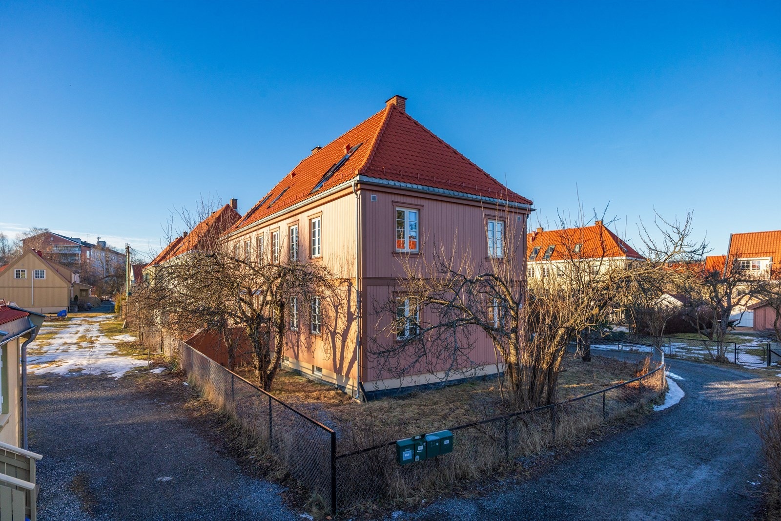 Borettslaget har pusset opp fasaden så her har du helt ny kledning, tak og vinduer. Galleribilde