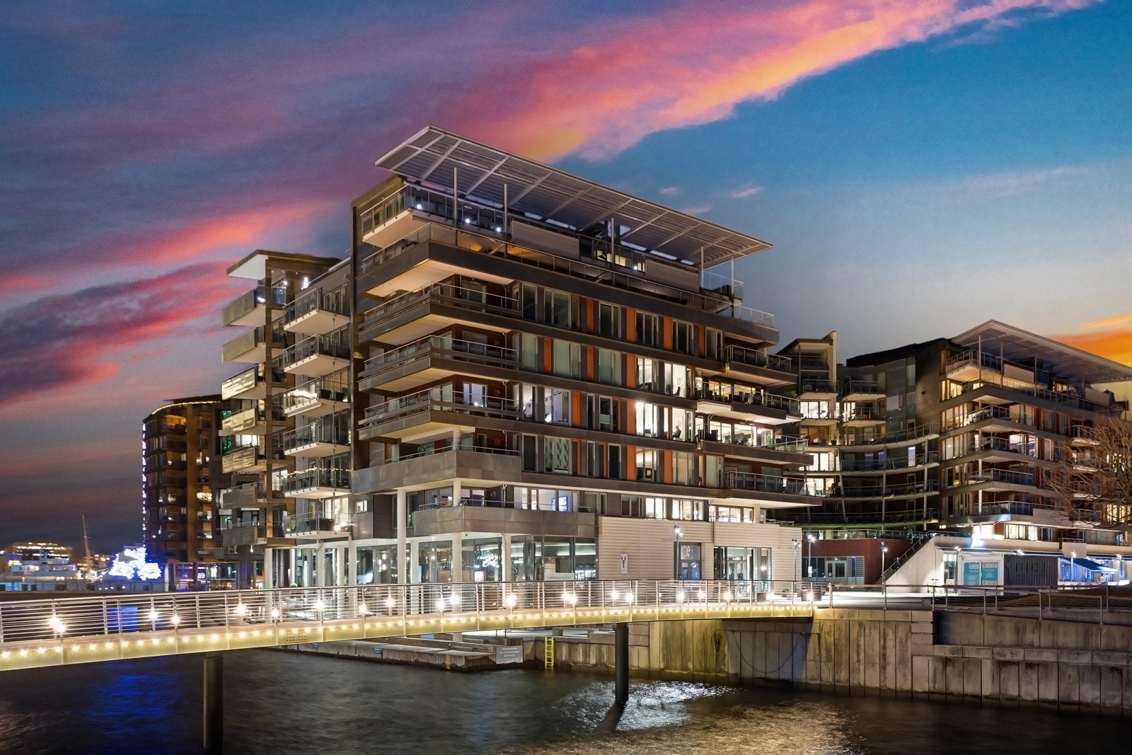 Bygget har en unik utforming og er tegnet av arkitektfirmaet Niels Torp Arkitekter, kjent for sin moderne og funksjonelle arkitektur. Galleribilde