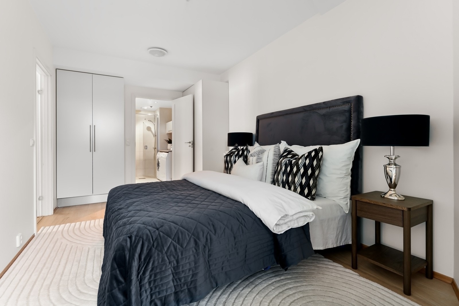 Hovedsoverommet ligger i suiteløsning med eget baderom og garderobe. Galleribilde