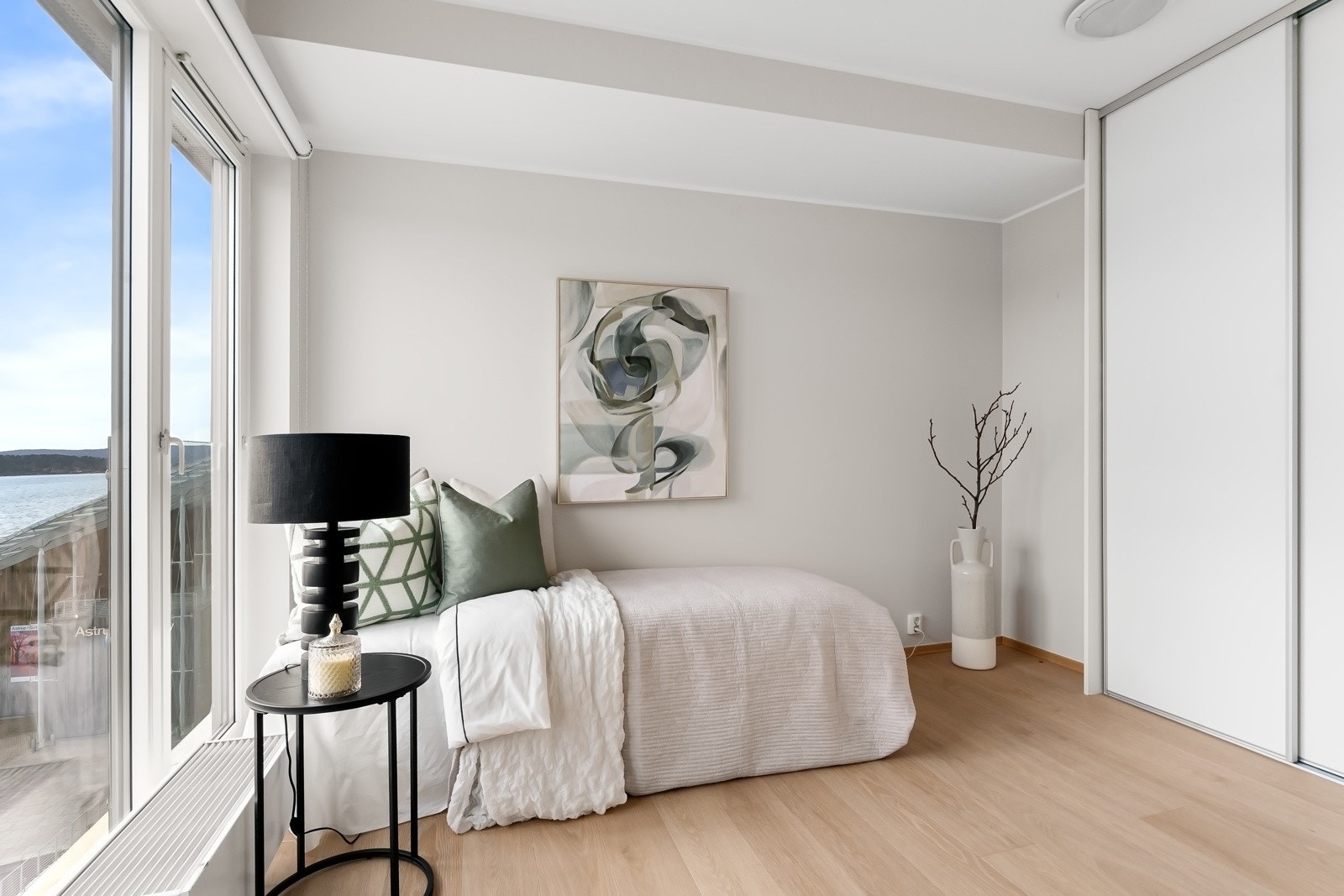 Soverom 2 er lyst og luftig, i likhet med leiligheten øvrig. Galleribilde